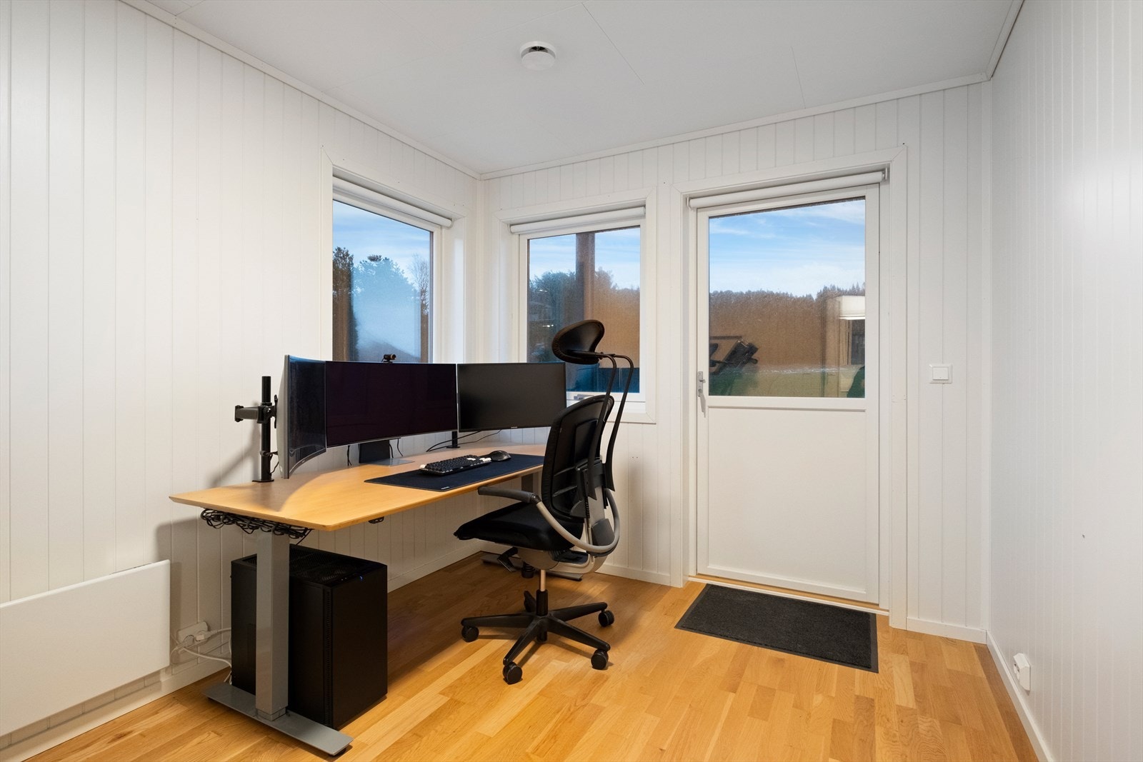 Fra soverom nr 3. er det utgang til terrasse. Galleribilde