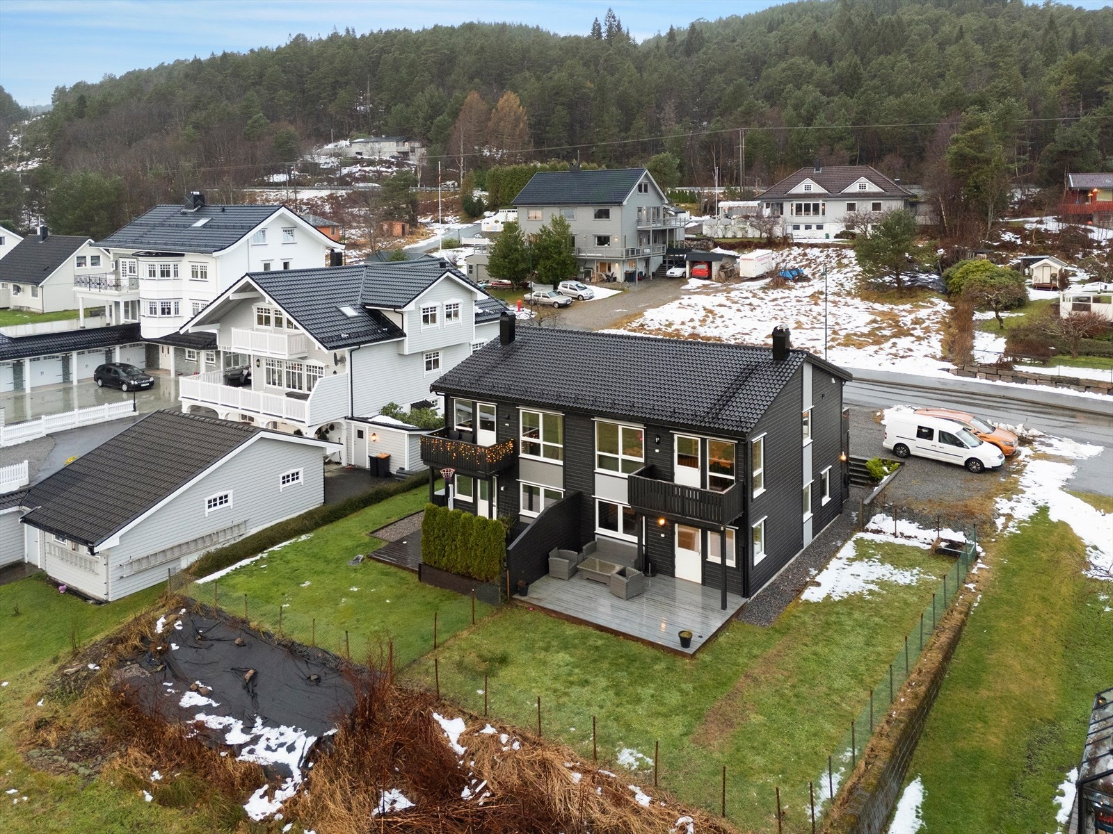 Velkommen til Eikremsvegen 113A. Eiendommen ligger i et etablert boligområde med nærhet til flott natur og friluftsområder Galleribilde