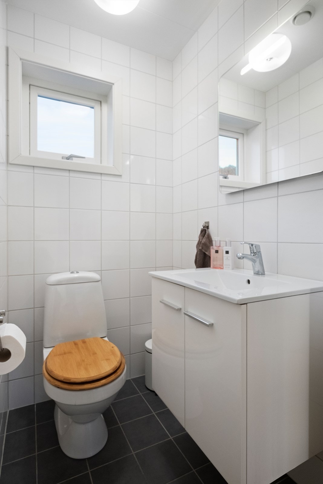 Toalettrommet har flislagte overflater og er utstyrt med baderomsinnredning. Galleribilde