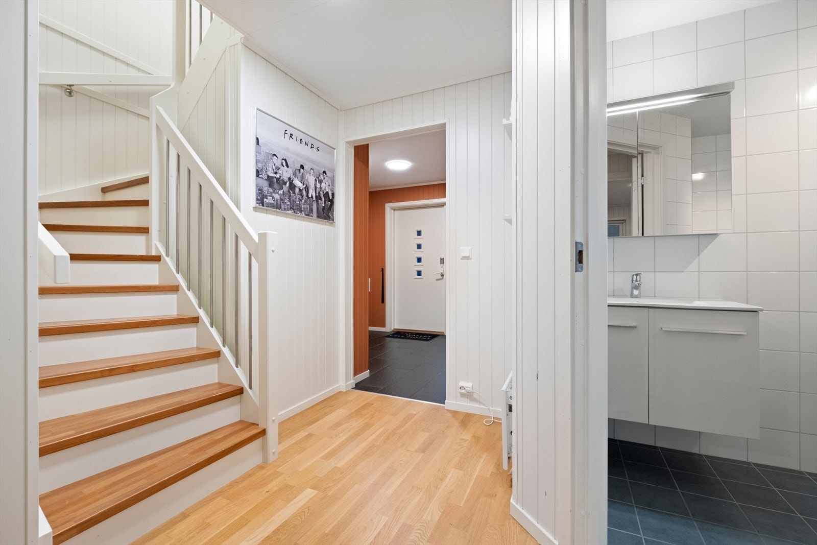 Trappen i tre gir enkel tilgang mellom etasjene, og det er fliser ved inngangsdøren. Galleribilde