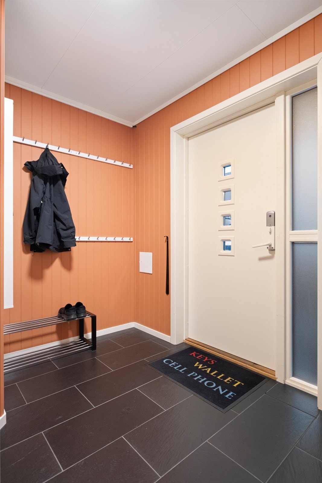 Flislagt gulv ved inngangsdøren gir en praktisk og lettstelt entré. Galleribilde