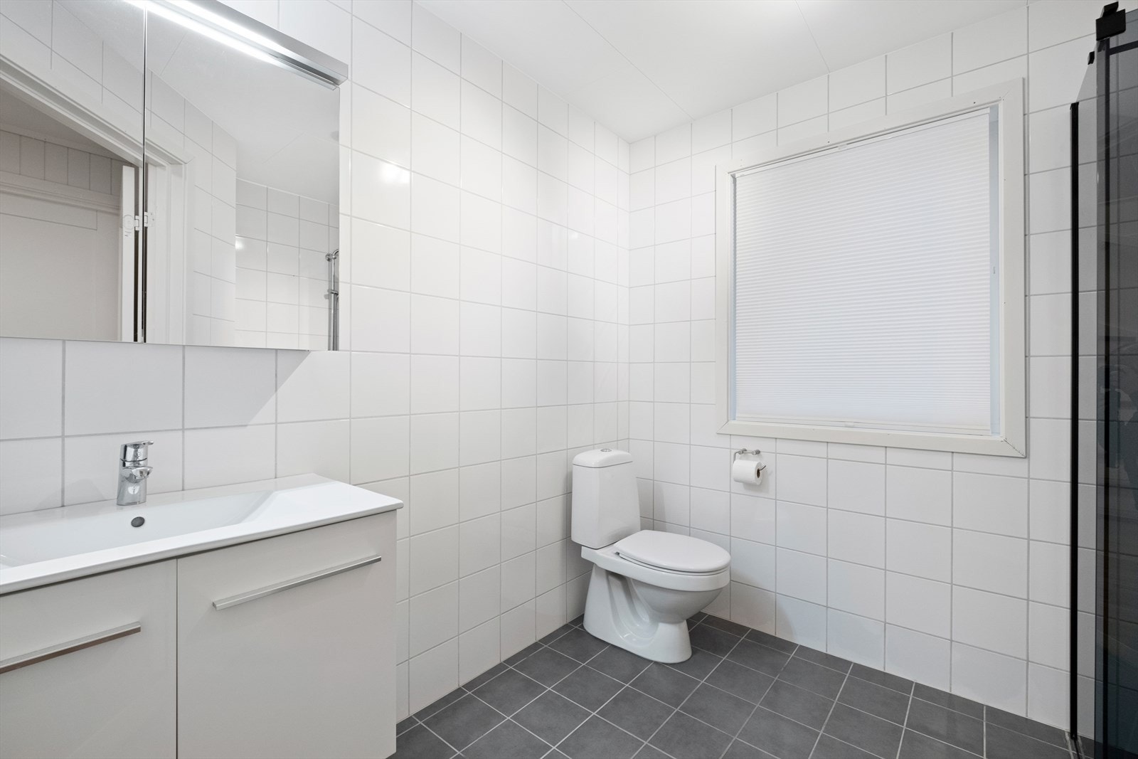 Badet har flislagte vegger og gulv med varmekabler på badet Galleribilde