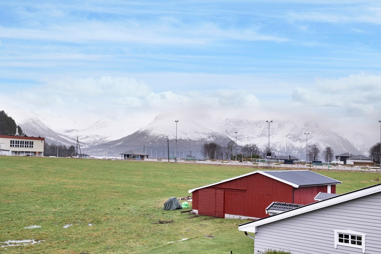 Utsikten fra eiendommen inkluderer vakre fjellformasjoner. Det er også kort avstand til idrettsanlegg og man kan fint se en fotballkamp fra verandaen Galleribilde