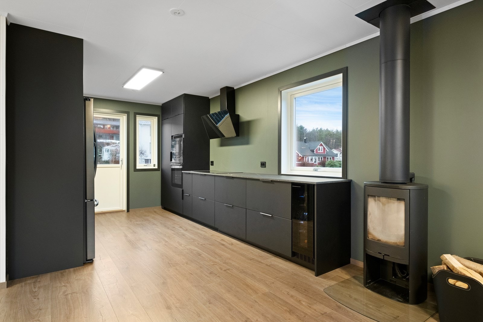 Kjøkkenet har integrerte hvitevarer og en benkeplate av laminat. Galleribilde