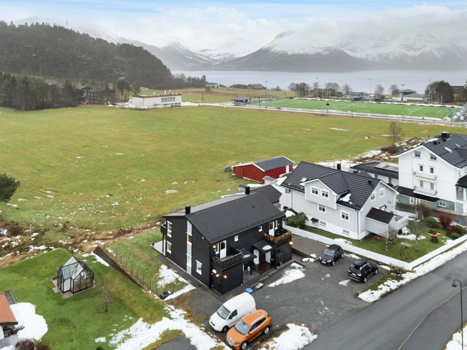 Eiendommen grenser til åpne grøntområder, noe som gir en landlig følelse. Galleribilde