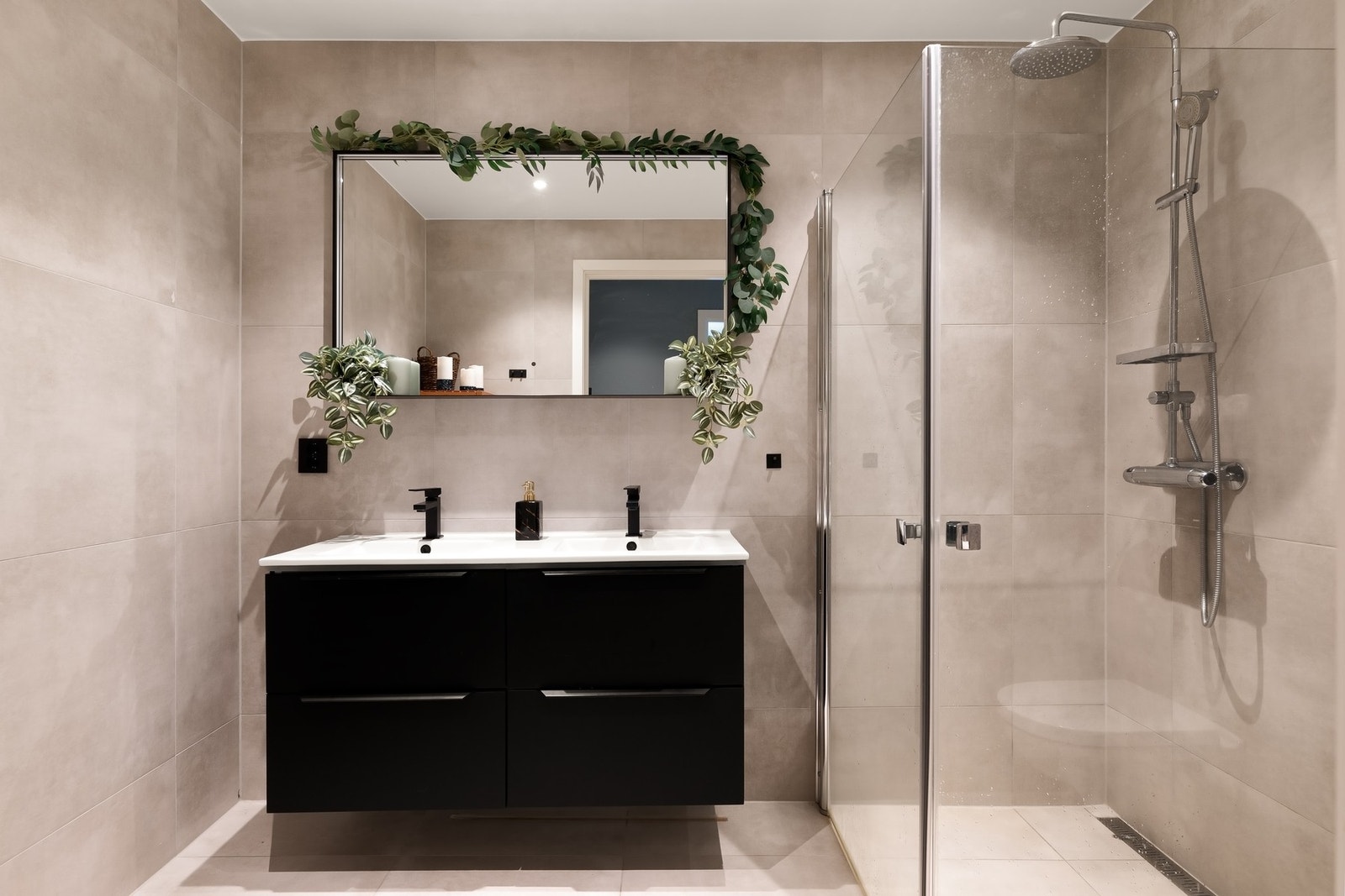 Pent bad med gjennomførte materialvalg Galleribilde