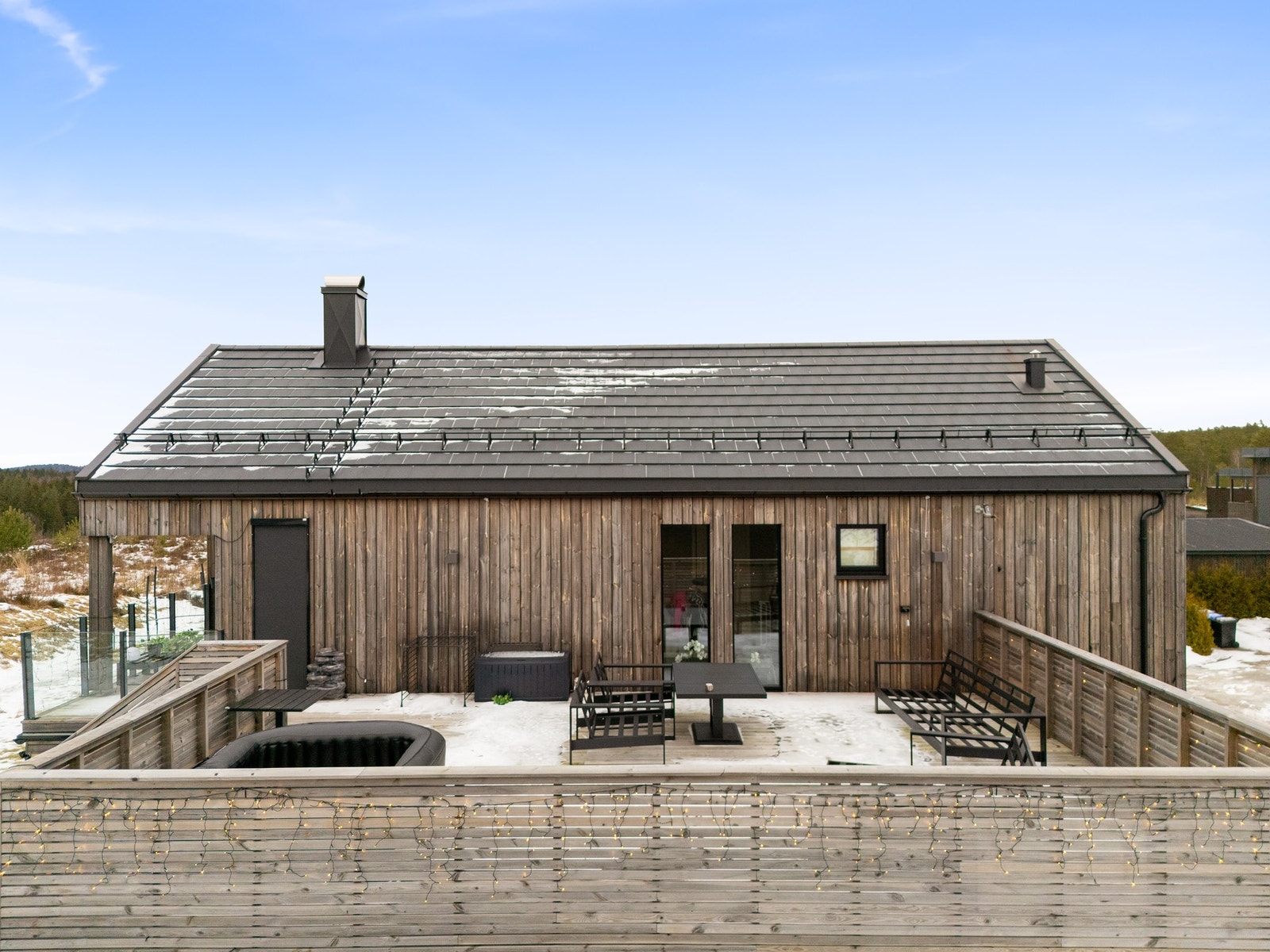 Stor veranda med sittegrupper og flotte solforhold Galleribilde