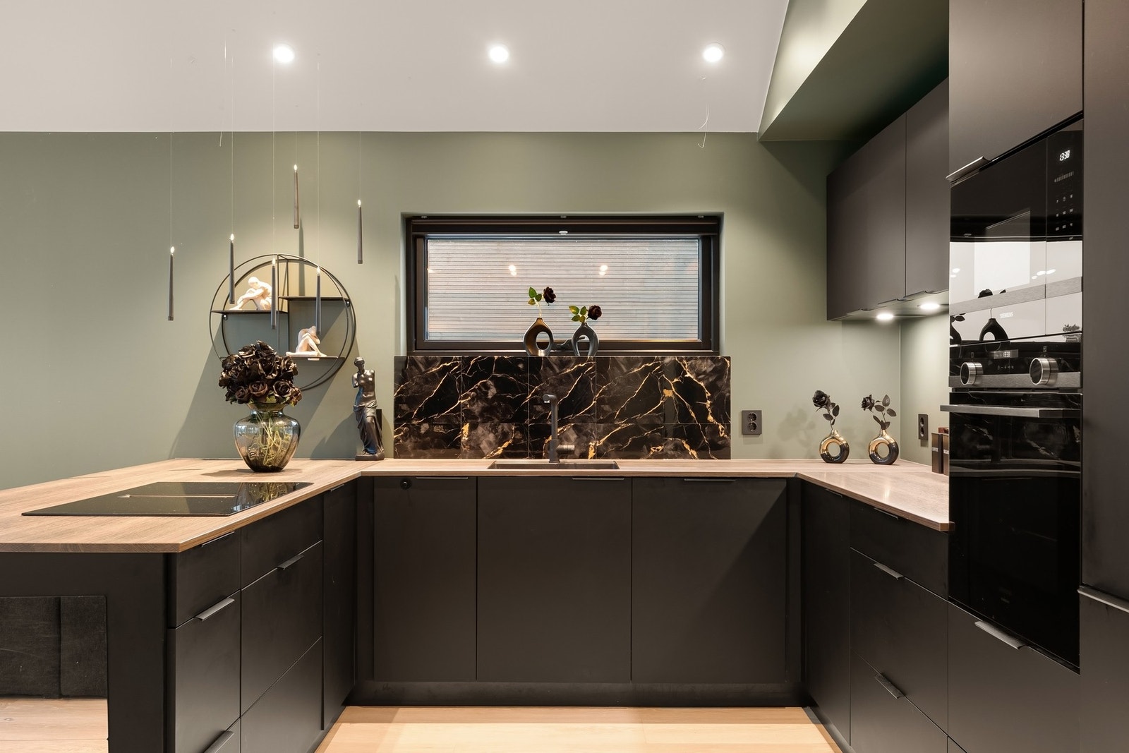 Moderne kjøkken med stilrene fronter Galleribilde