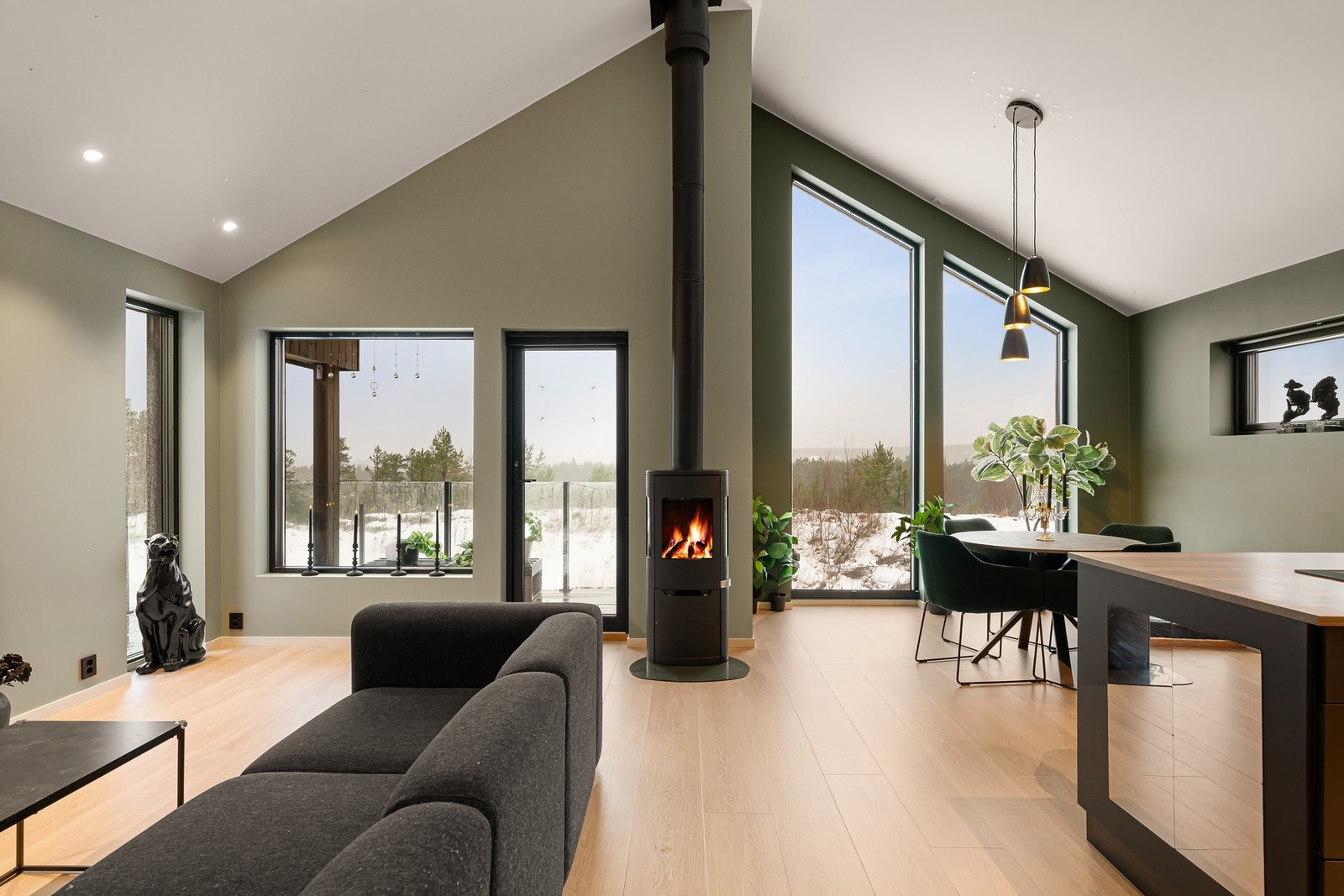 Stue med peis og utgang til romslig veranda Galleribilde