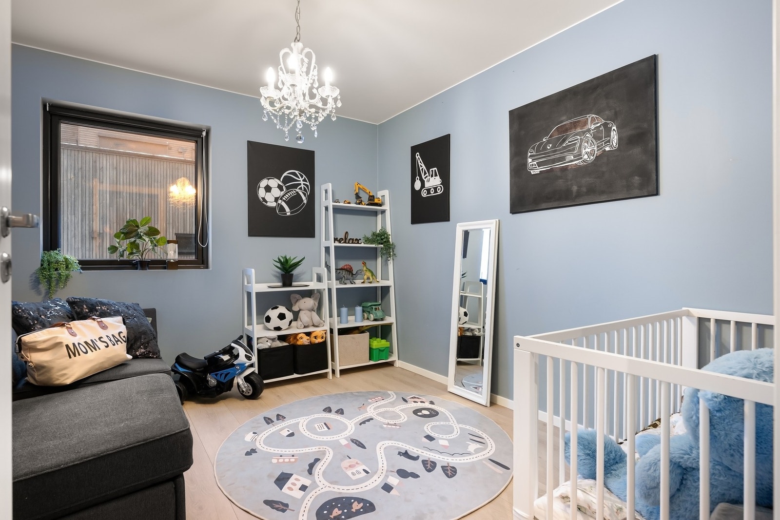 Lyst og trivelig barnerom med god plass til lek og oppbevaring Galleribilde