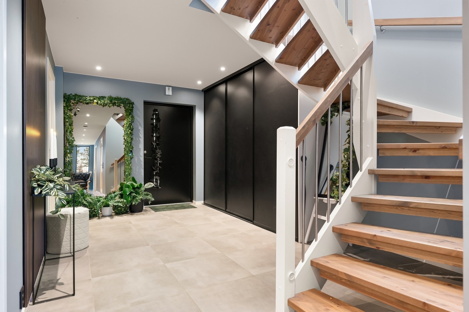 Romslig inngangsparti med gode oppbevaringsmuligheter Galleribilde