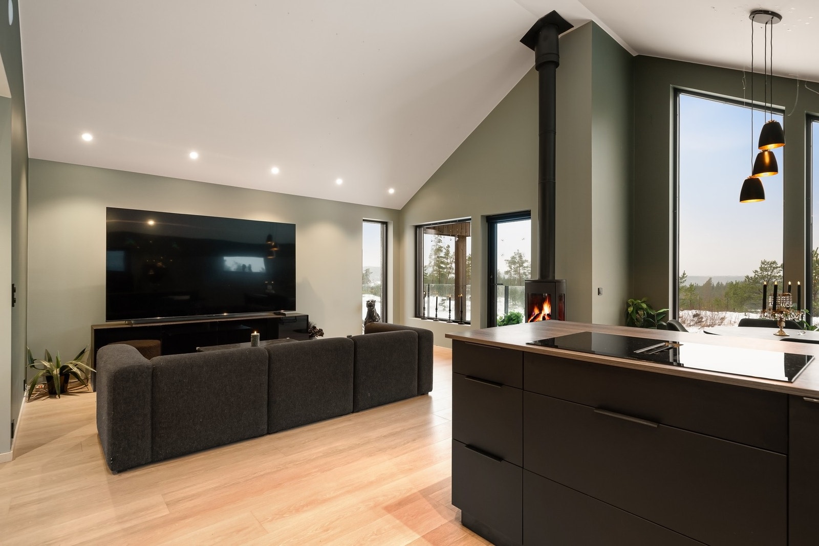 Stue med plass til sofagruppe og med åpen løsning mot kjøkken Galleribilde