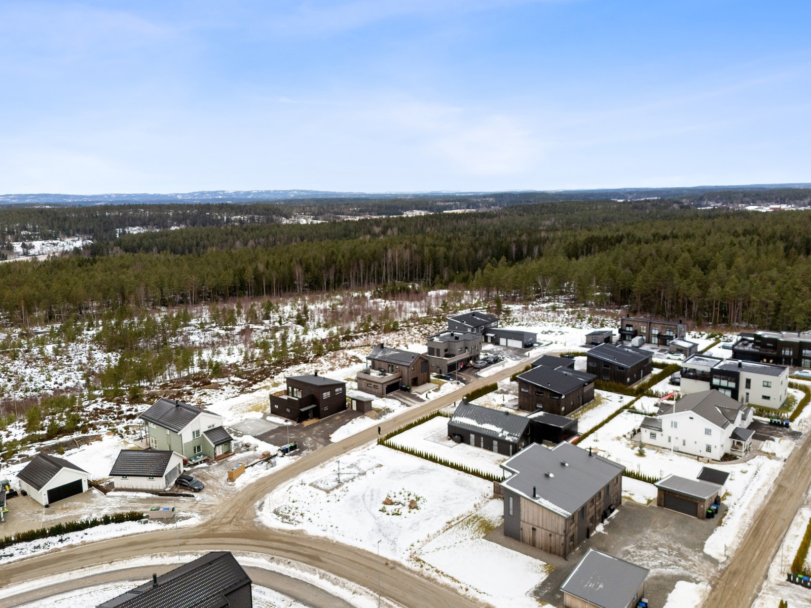 Rolig og familievennlig nabolag med moderne bebyggelse og naturen tett på Galleribilde