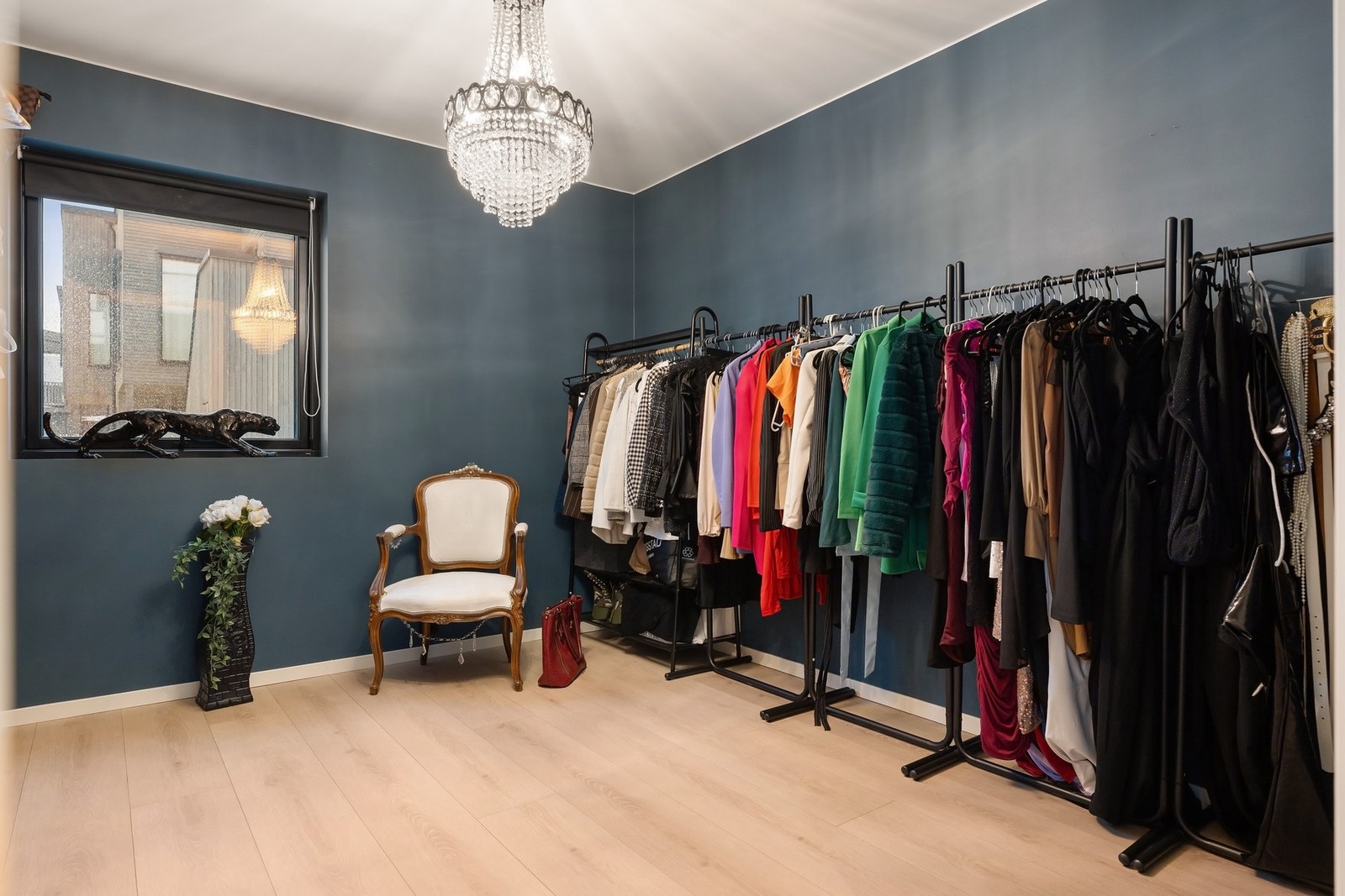 Et av fire soverom nede som kan ha ulike bruksområder Galleribilde