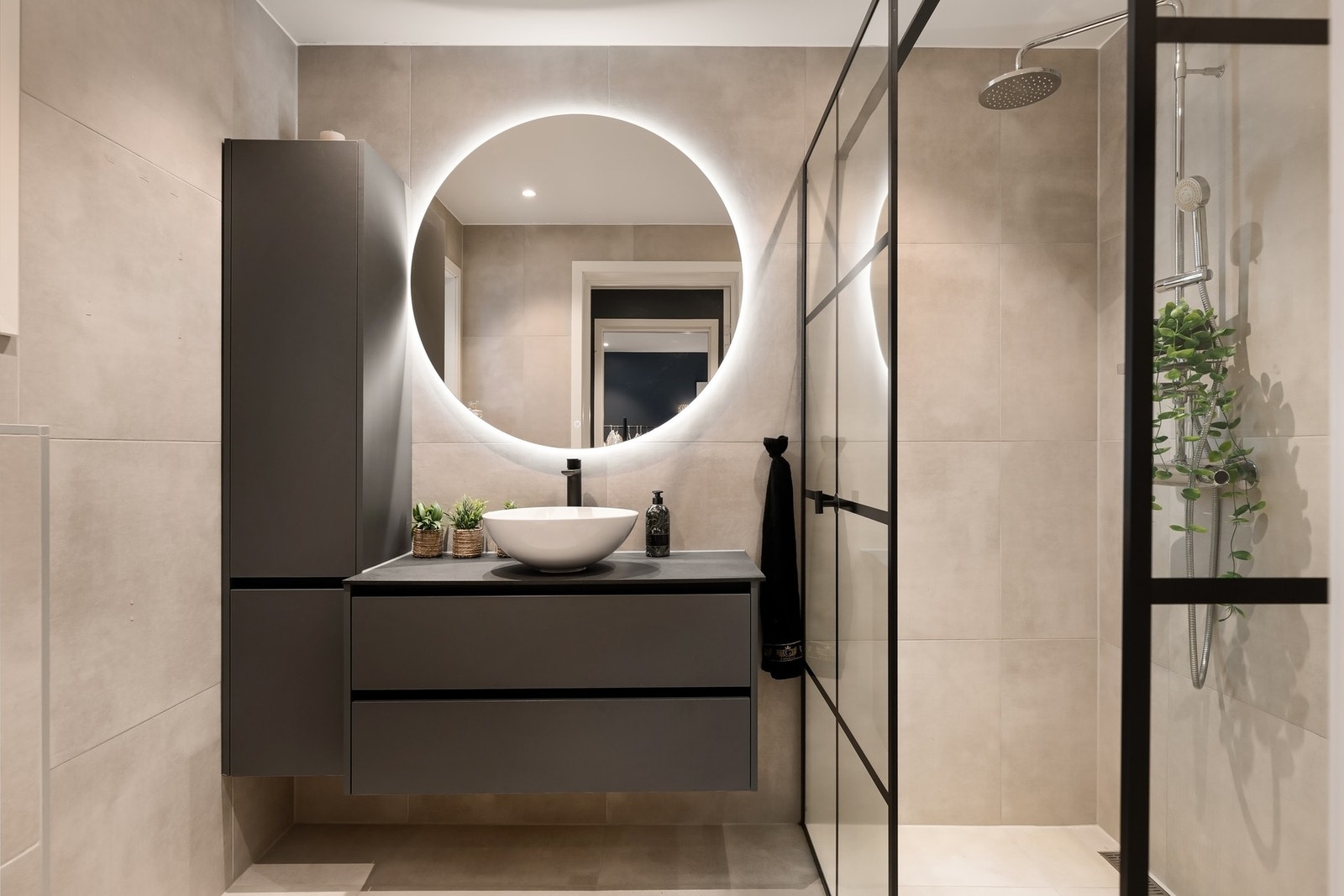 Lekker servantløsning med oppbevaring og speil med integrert lys Galleribilde