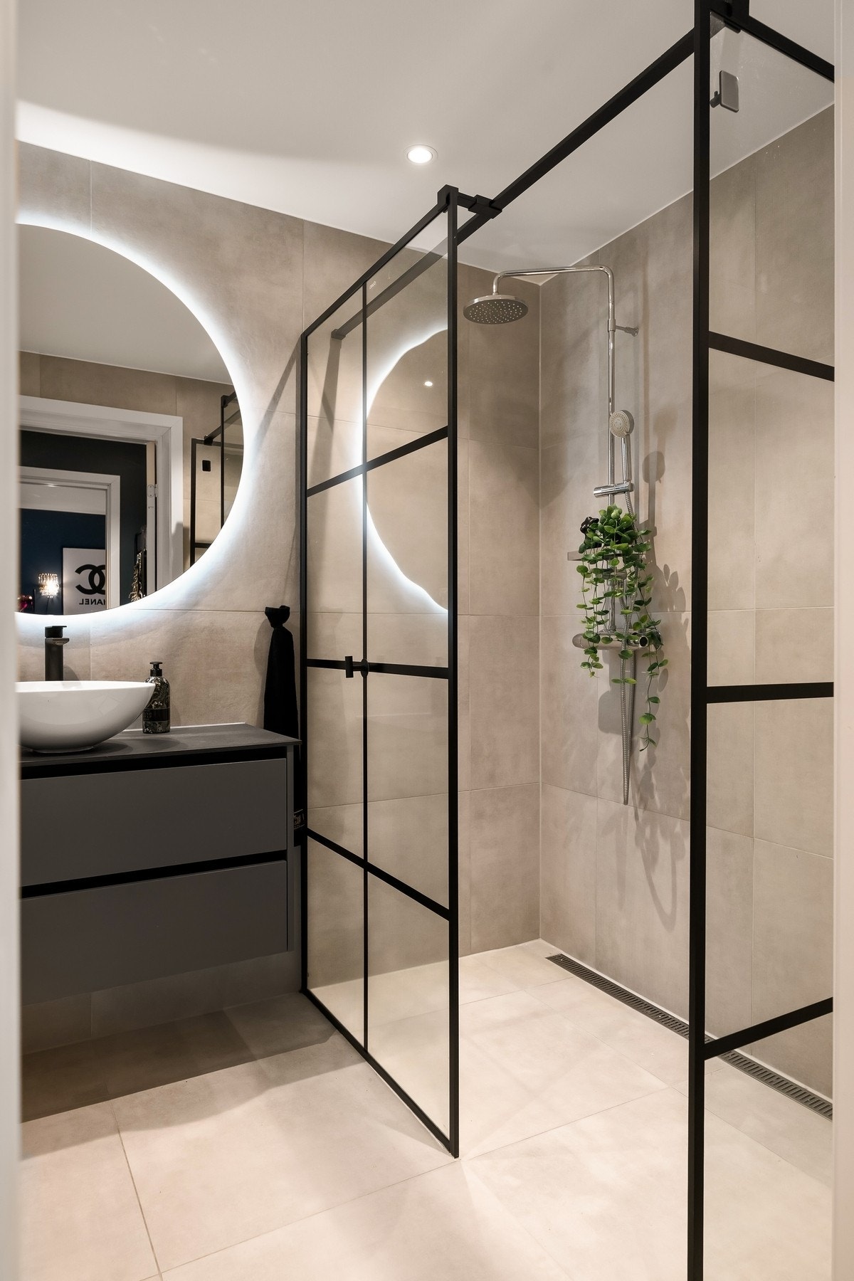 Stilrent bad med dusjhjørne i glass og moderne innredning Galleribilde