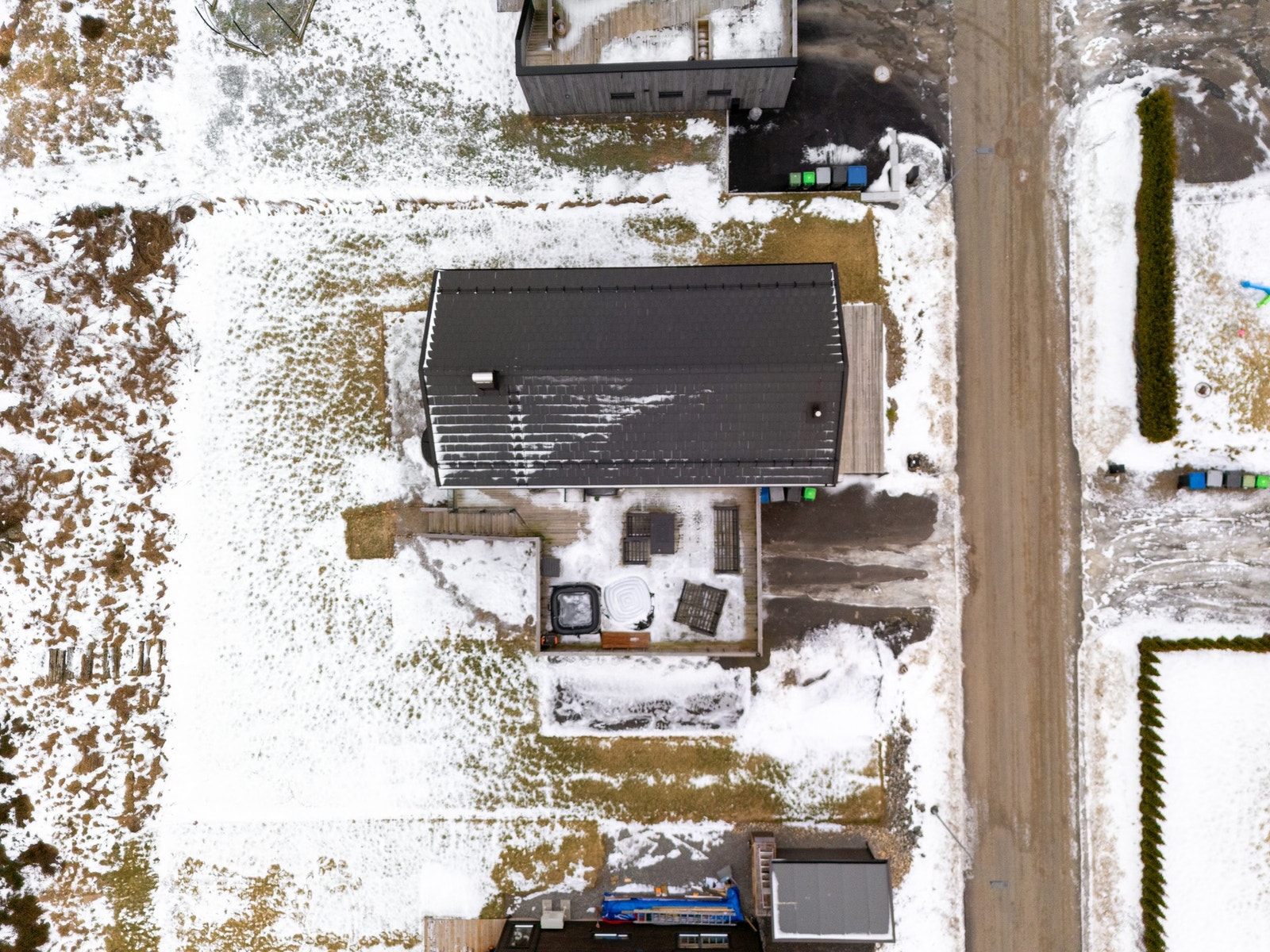 Praktisk og lettstelt tomt med god plass rundt boligen Galleribilde