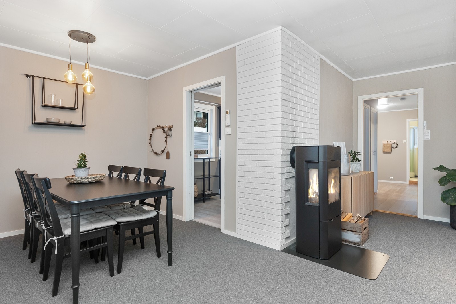 Skyvedør mellom stue og kjøkken. Galleribilde