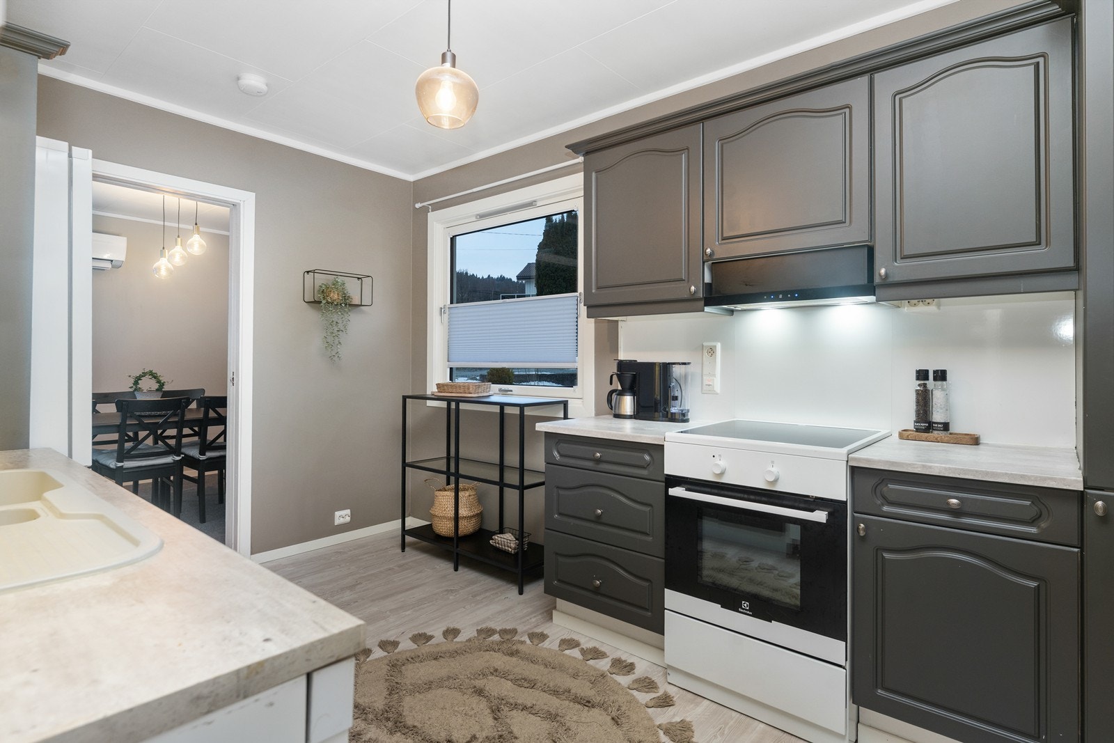 Praktisk kjøkken med god skapplass. Galleribilde