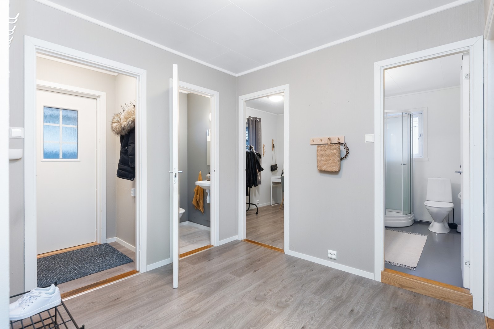 Fra gang mot inngangspartiet. Galleribilde