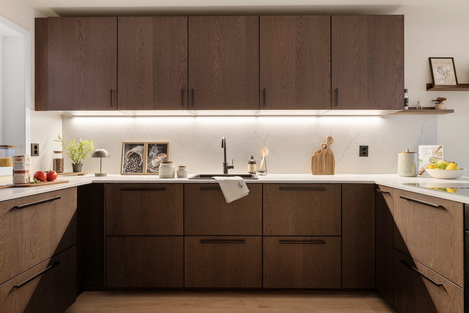 Lekkert kjøkken med slette fronter, benkeplate med microsement og nedfelt vask av kompositt. Galleribilde