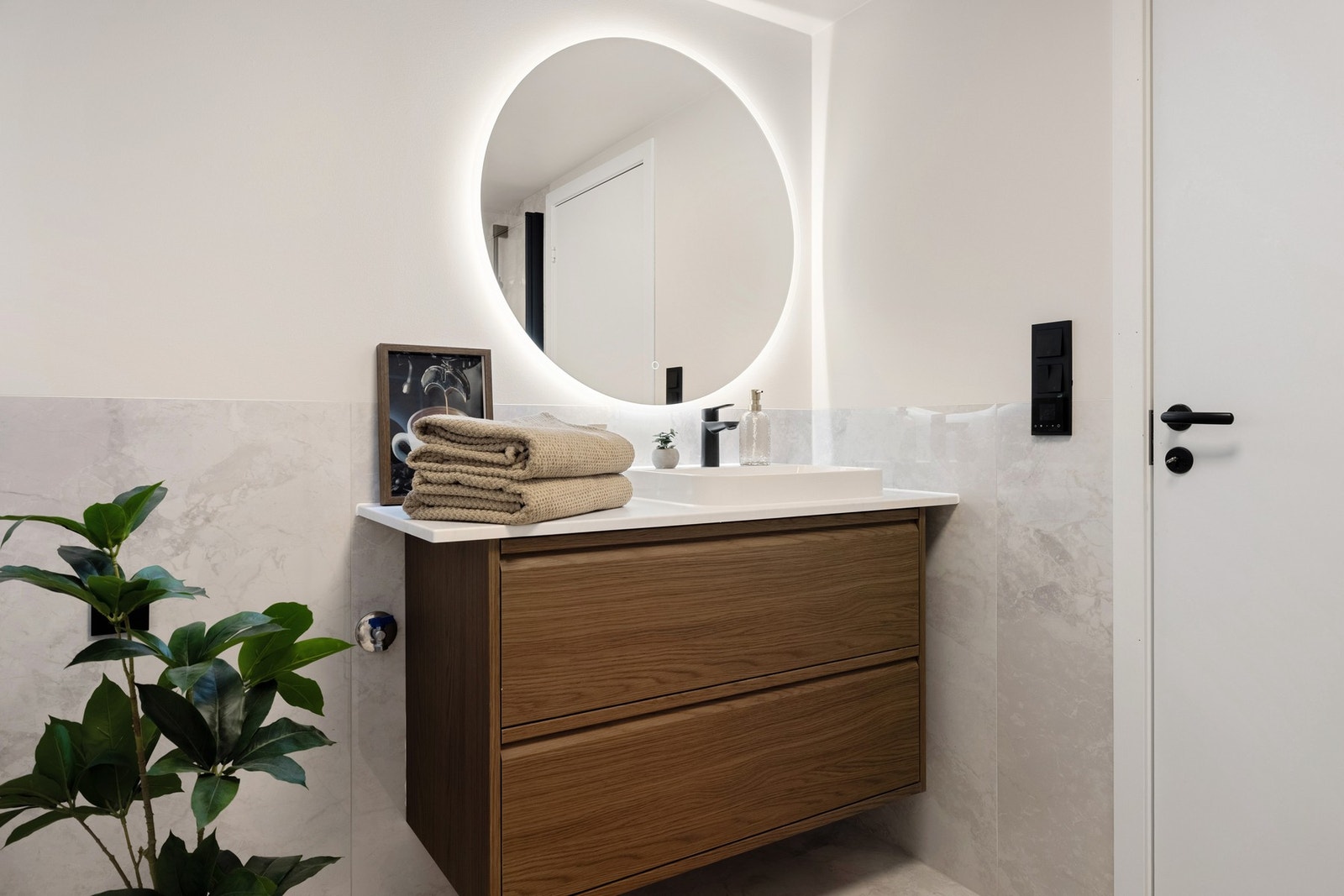 Badet i underetasjen er utført i samme stil som boligens andre bad. Galleribilde