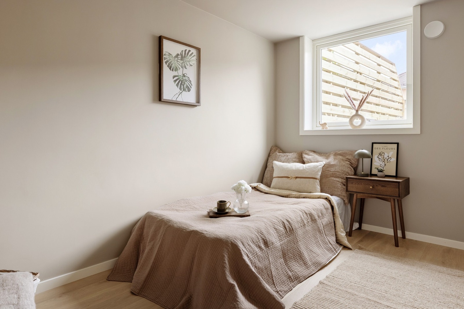 Videre kommer man til etasjens andre soverom, med plass til ønsket møblering. Galleribilde