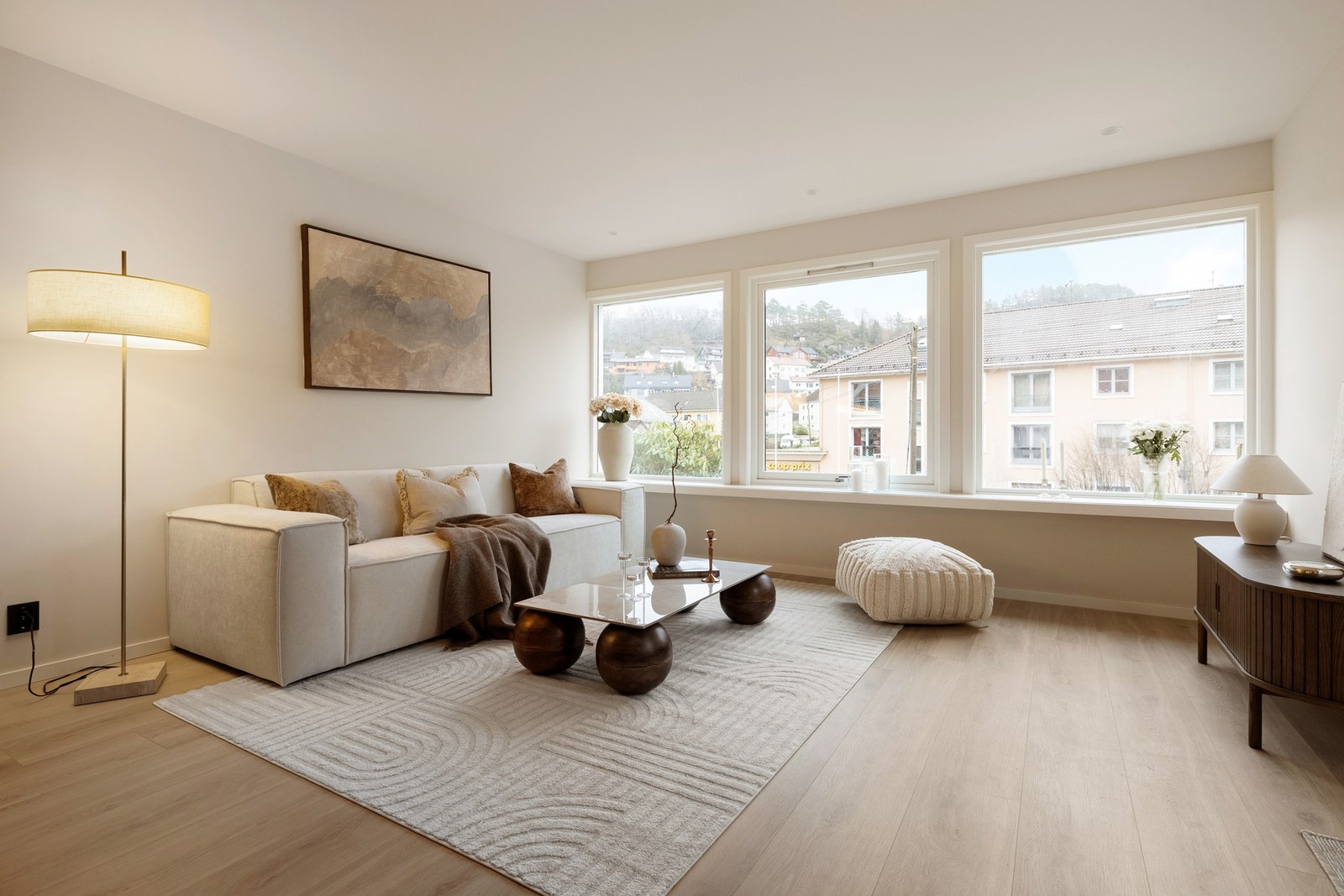 Store vindusflater gir rikelig med naturlig lys i rommet. Galleribilde