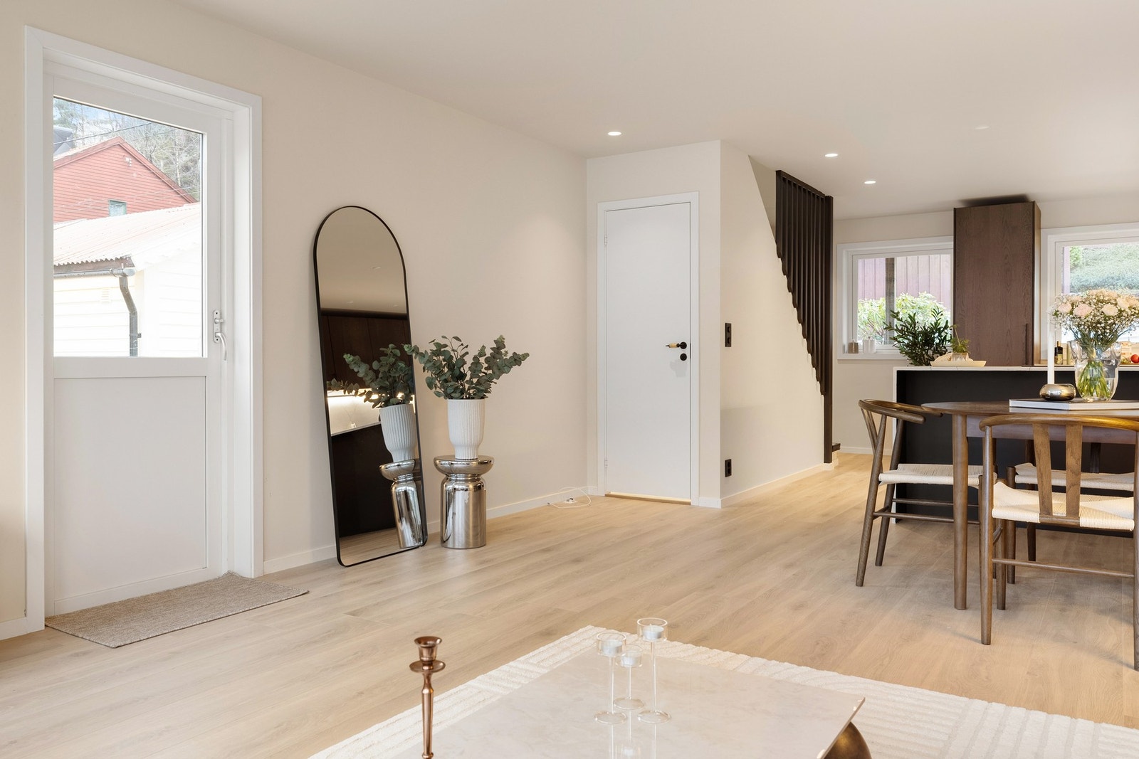 Fra entréen ledes man naturlig videre inn i boligens hovedetasje, hvor hovedoppholdsrommene er samlet. Galleribilde