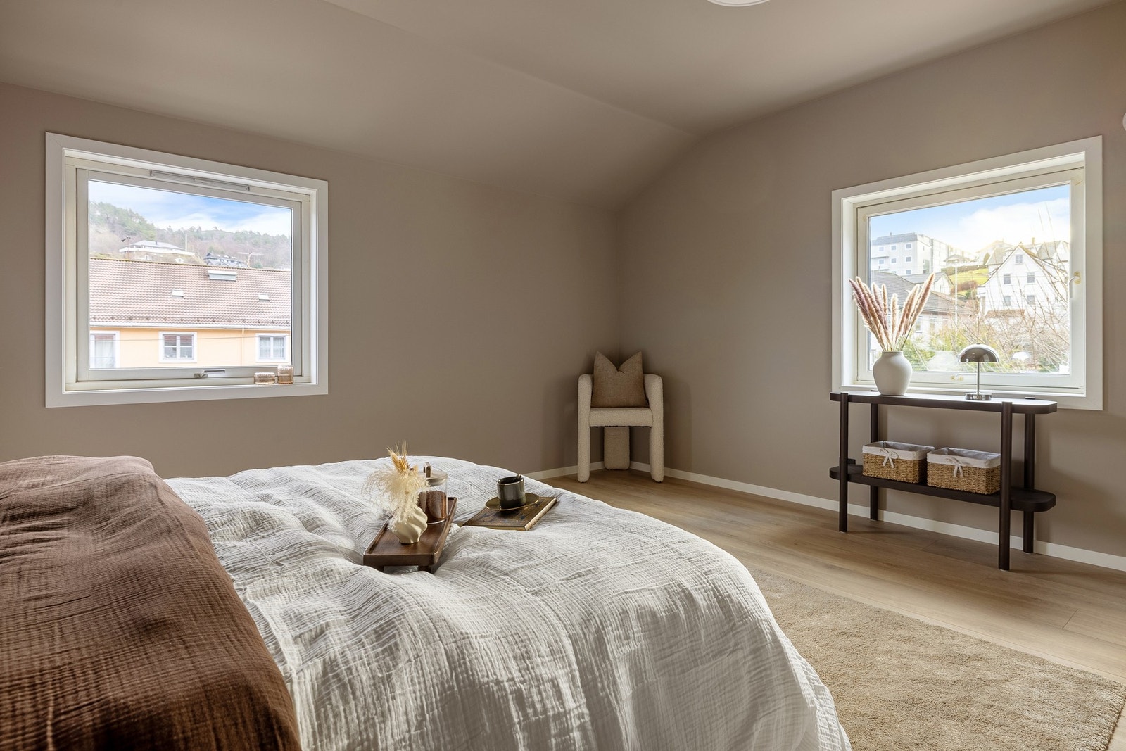 Det er meget god plass til dobbelseng og annet ønsket møblering. Galleribilde