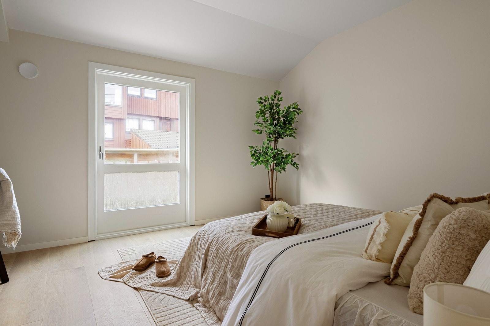 Soverommet er på ca. 11,9 kvm og har god plass til dobbeltseng, skrivebord samt annet ønsket møblering. Galleribilde