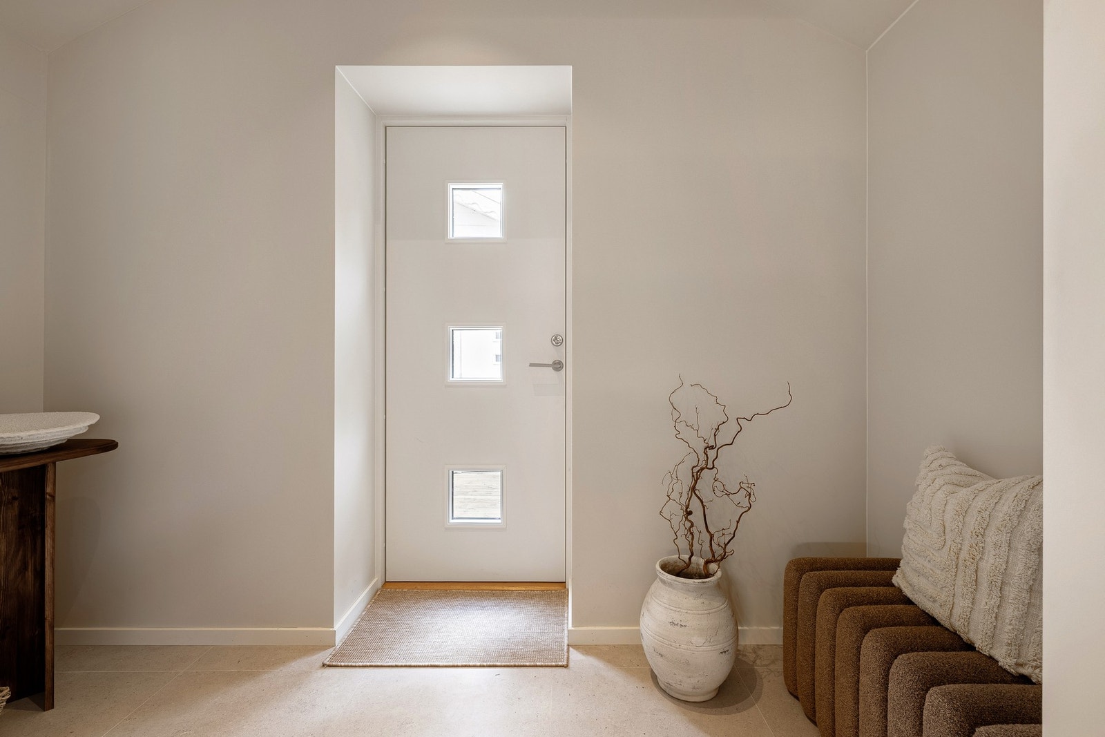 Entréen er flislagt og har varmekabler i gulvet, som gir behagelig varme og god komfort. Galleribilde