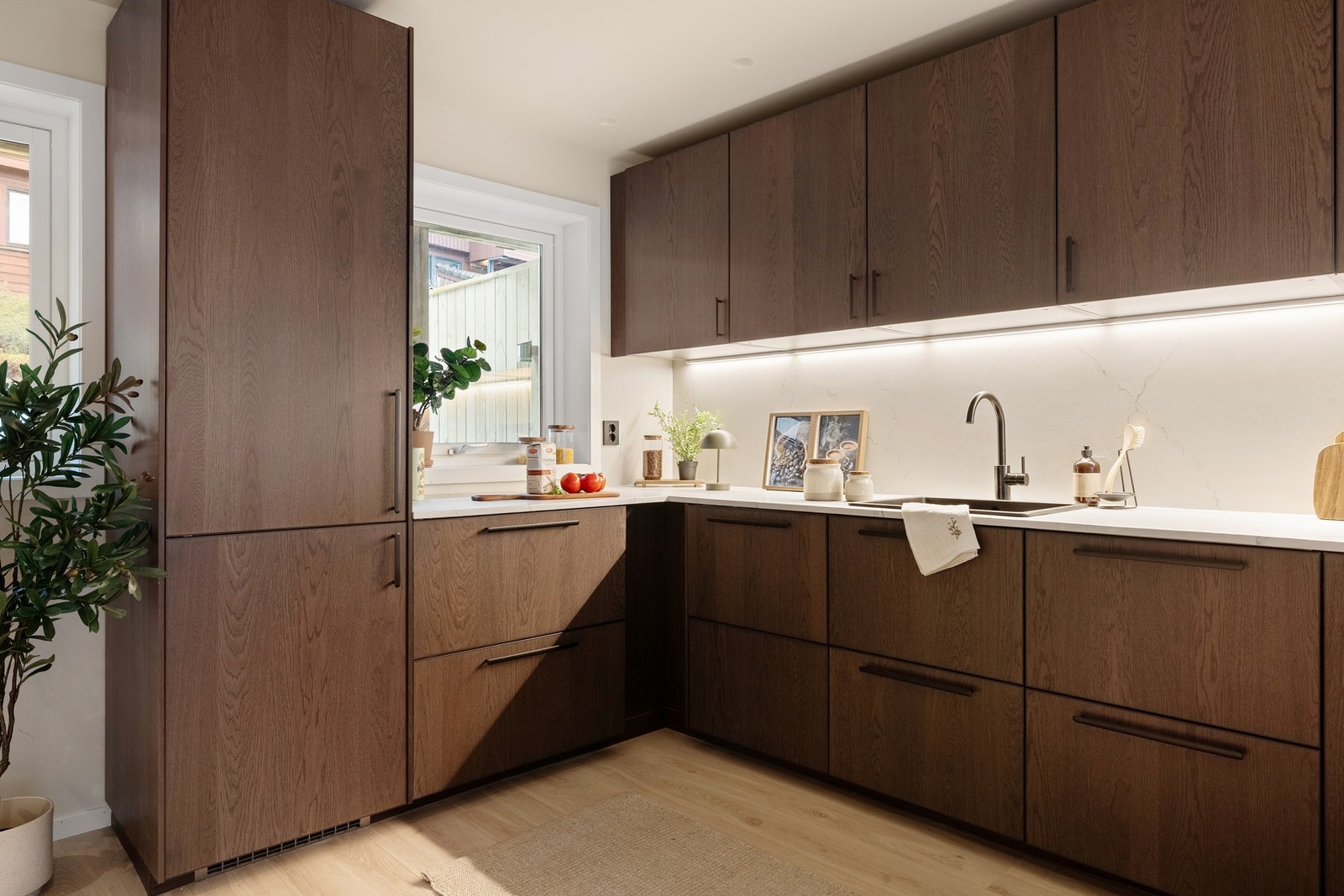 Integrerte hvitevarer består av kjøleskap med frysedel, oppvaskmaskin, stekeovn og platetopp med integrert ventilator. Galleribilde