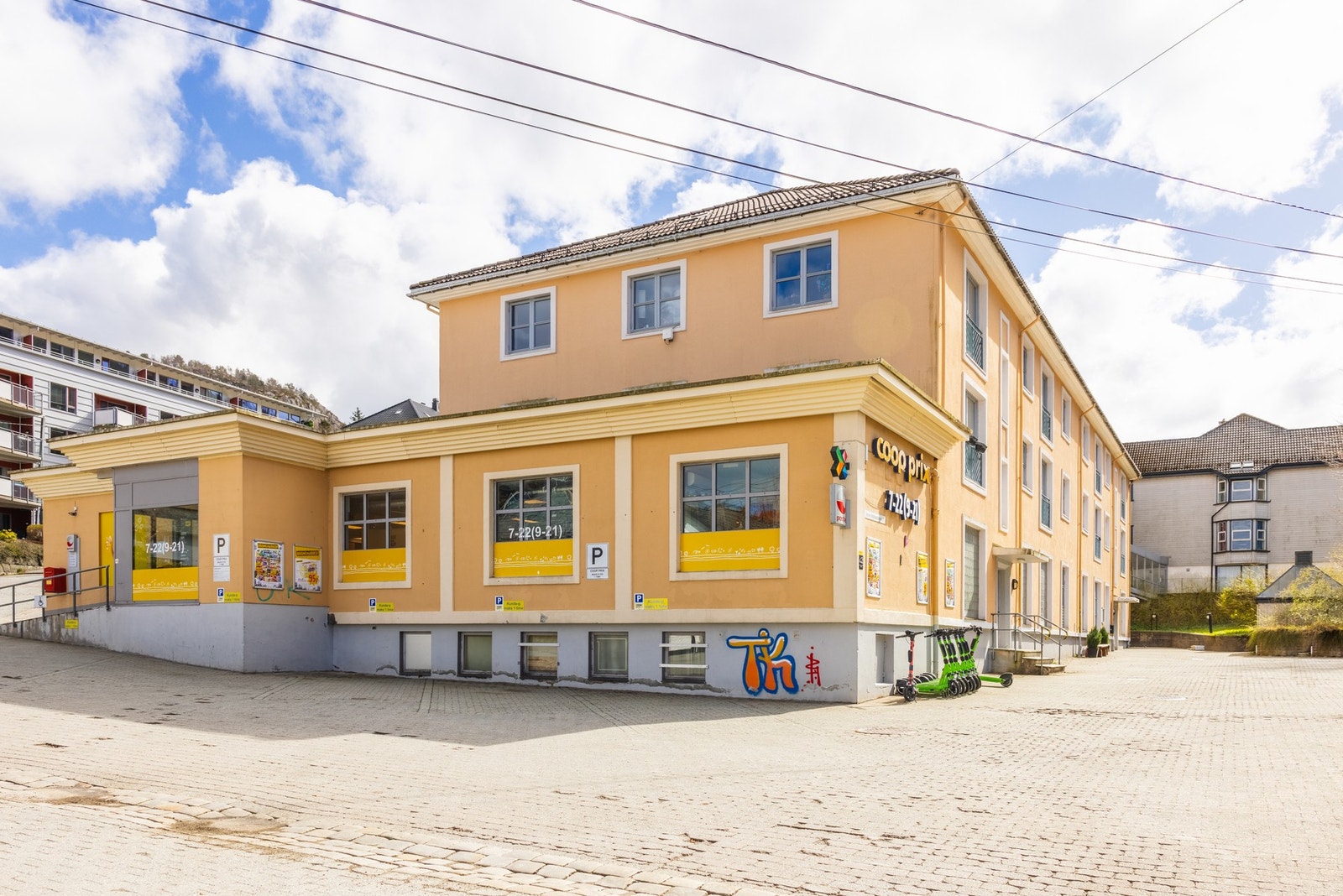 Dagligvarebutikken Coop Prix ligger i umiddelbar nærhet og har post i butikk. Galleribilde