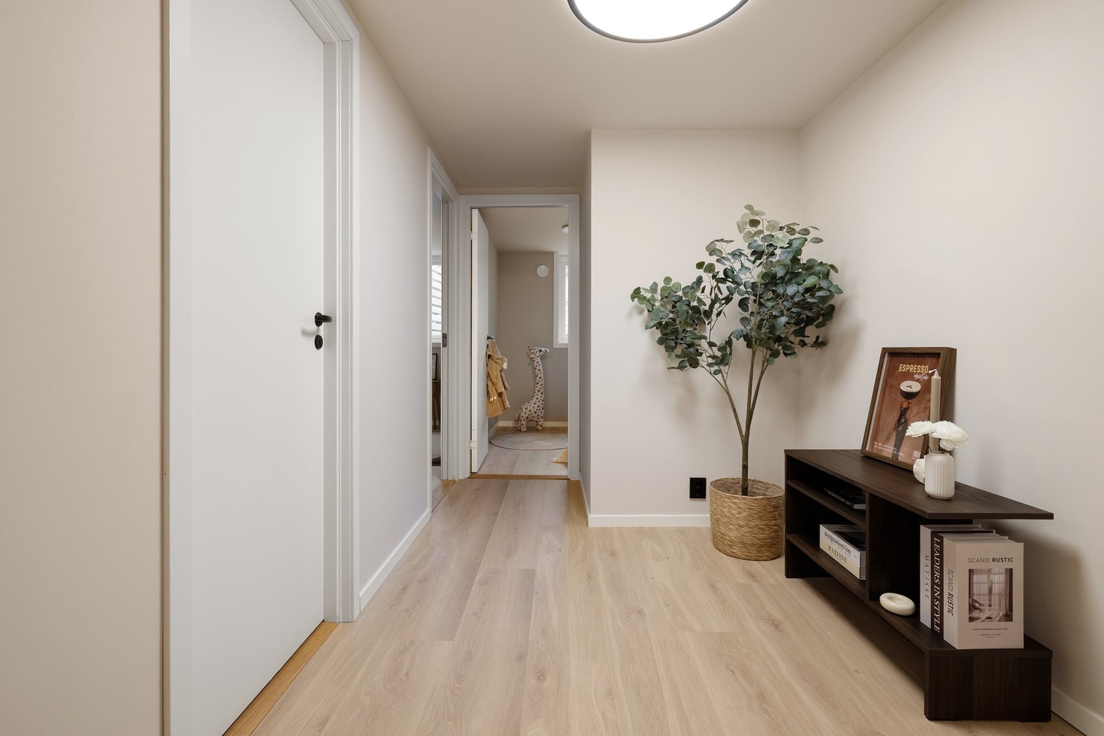 Mellomgangen gir god plass til ekstra oppbevaringsløsninger. Galleribilde