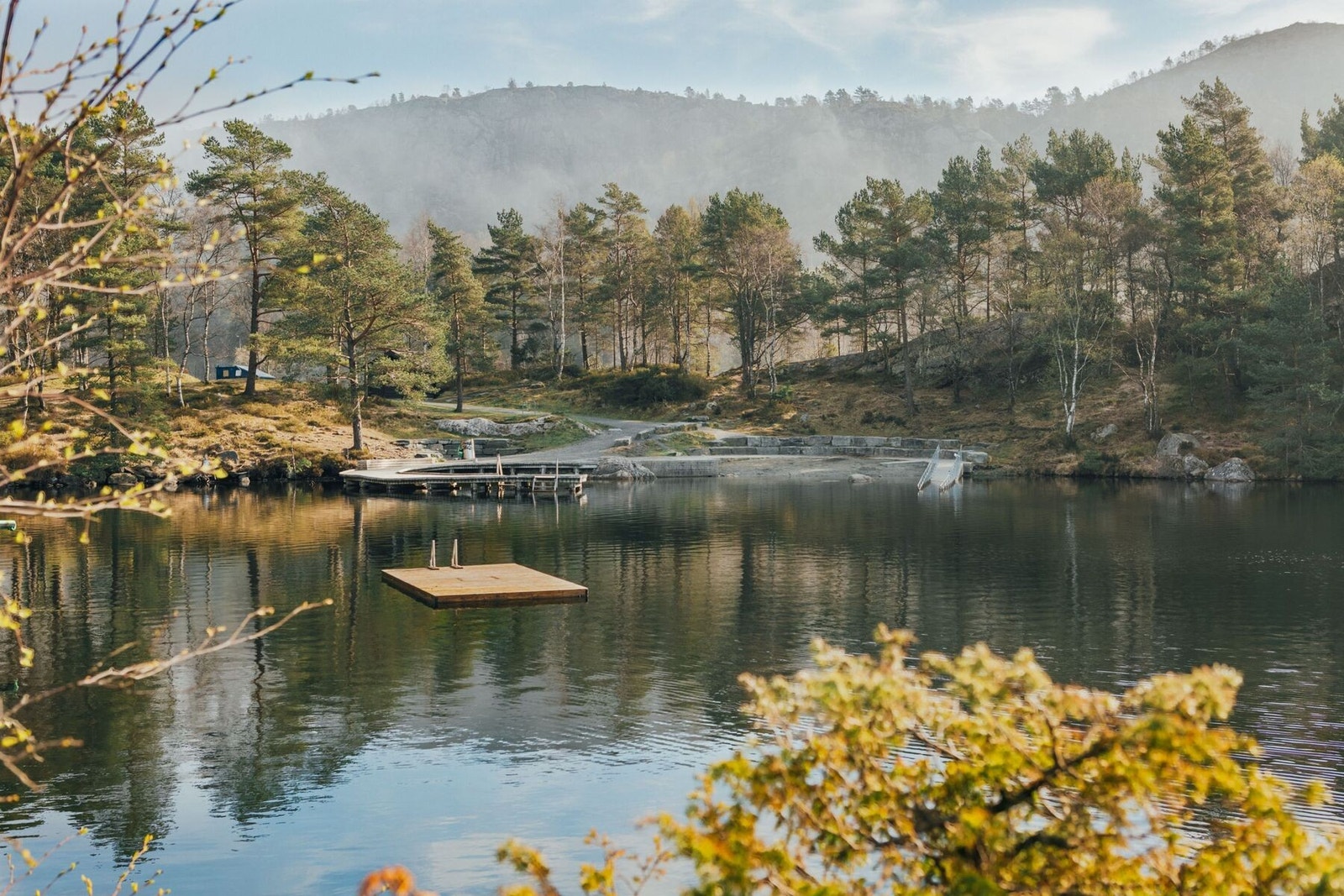 I nærområdet finnes en populær badeplass som kan nytes på varme sommerdager. Galleribilde