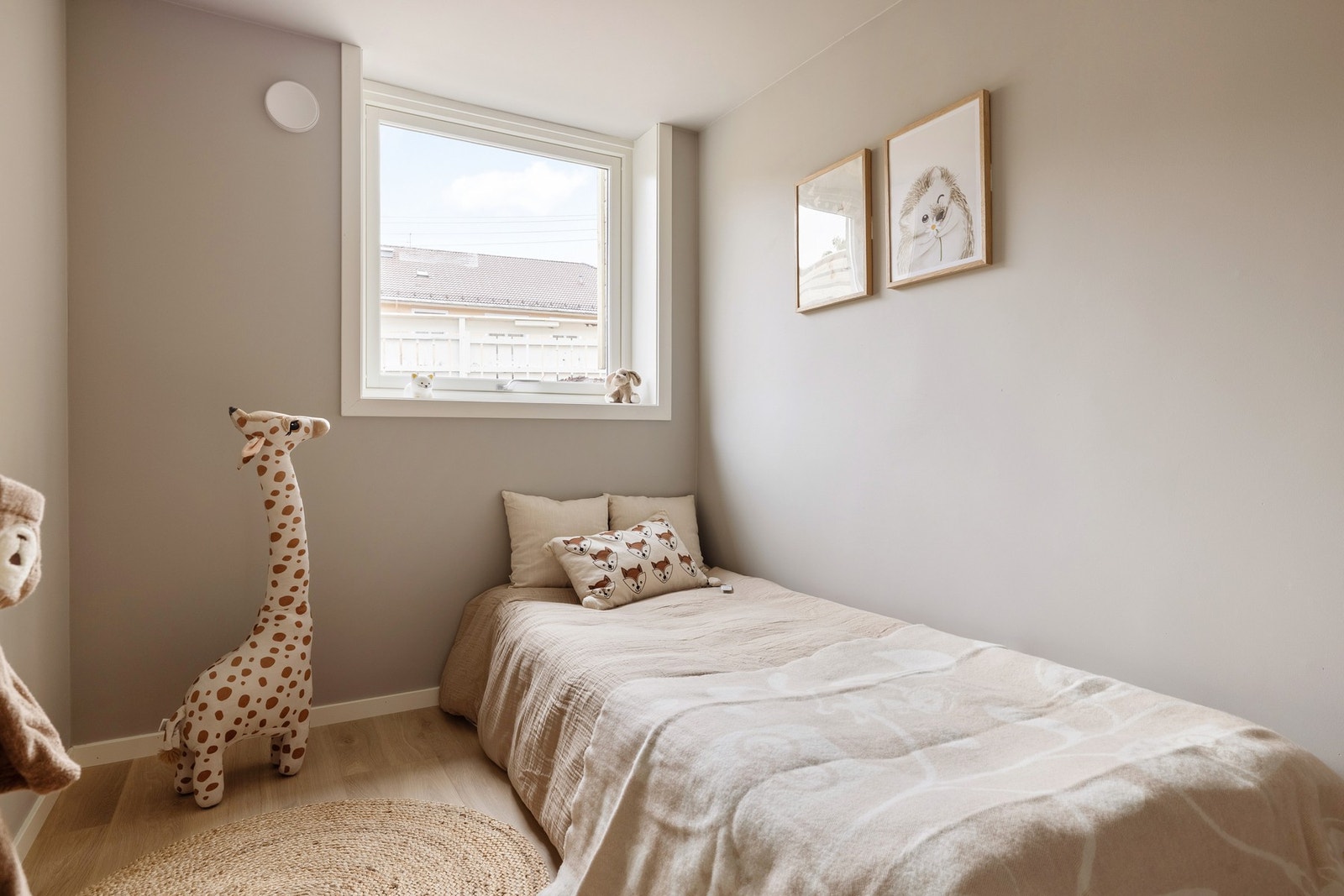 Underetasjens første soverom egner seg godt som barnerom, gjesterom eller kontor. Galleribilde