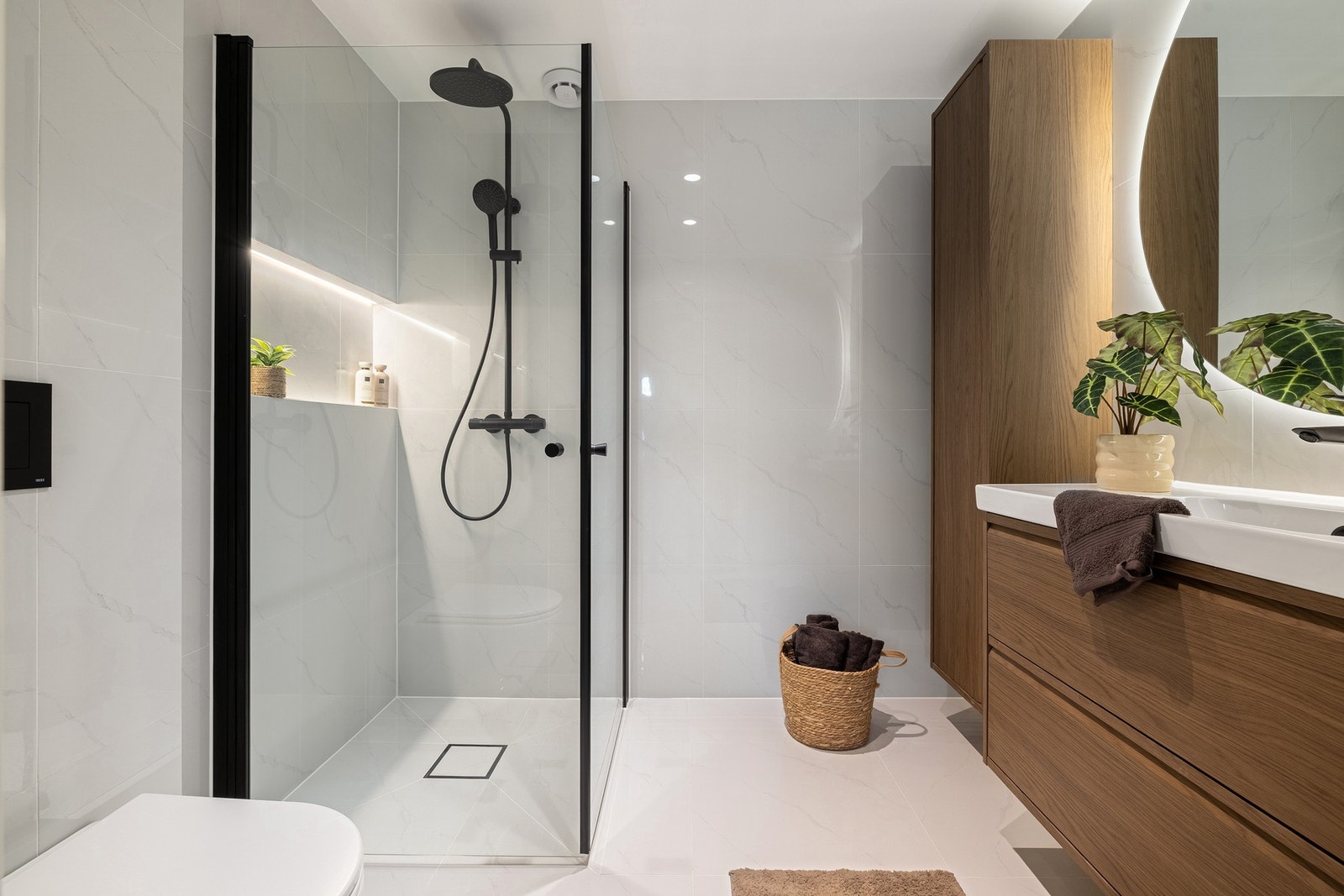 Badet i andre etasje er helfliset og vel utført. Galleribilde