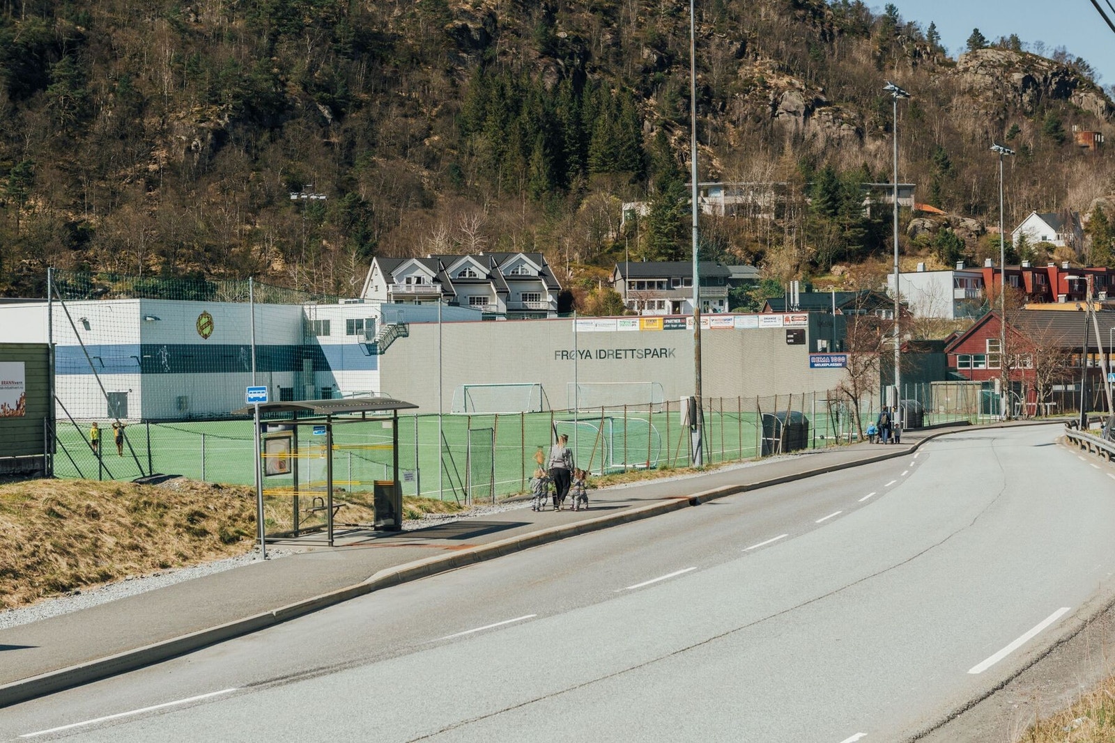 Frøya idrettspark ligger i kort gangavstand og tilbyr fotballbane, kunstgresshall og idrettshall, samt mulighet for leie av selskapslokale. Galleribilde