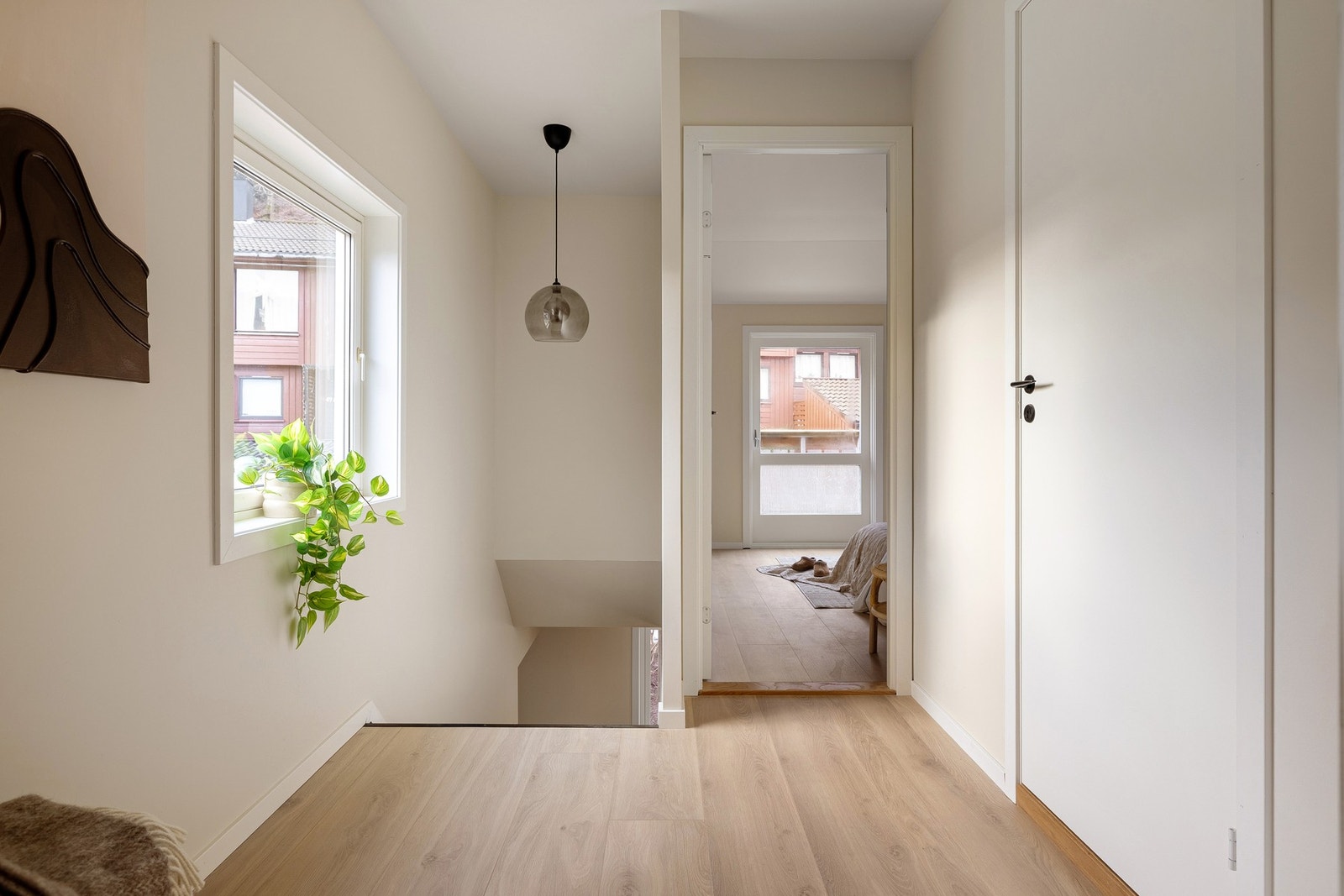 I boligens andre etasje finner man to soverom, bad plassert mellom rommene, samt utgang til balkong fra det ene soverommet. Galleribilde