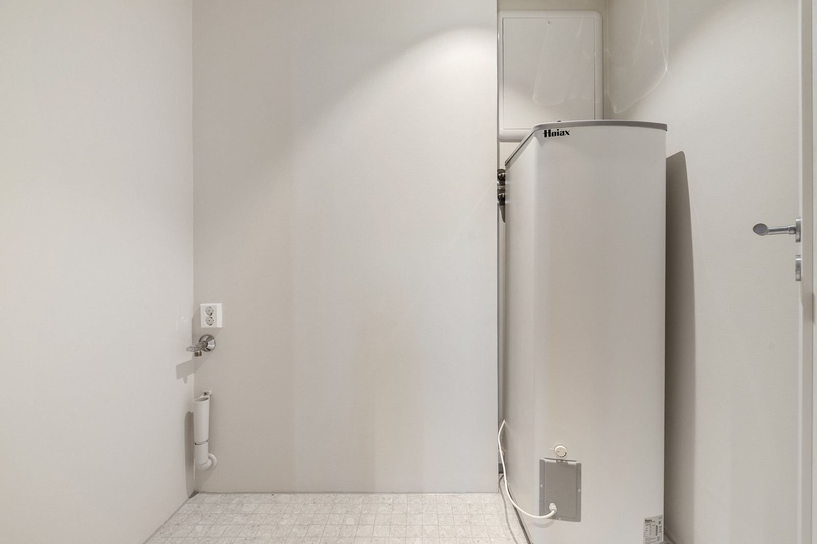 Badet og vaskerommet har også fått ny membran og fliser, samtidig som det er lagt inn nye varmekabler for lun gulvvarme. Galleribilde