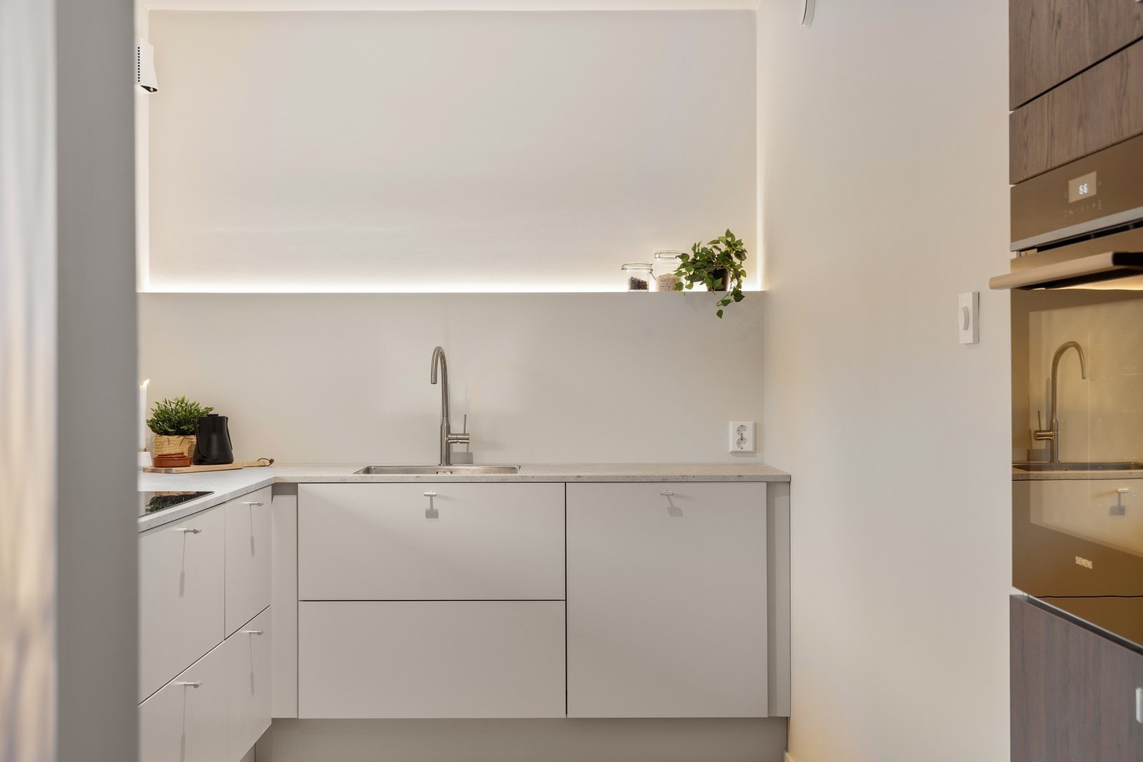 Over vasken er det en fin hylle for krydder, planter eller dekor. Galleribilde