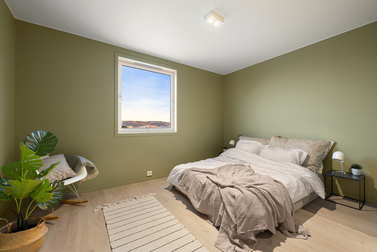 Stort hovedsoverom på 12 kvm med god plass til dobbeltseng og garderobeløsning. Galleribilde