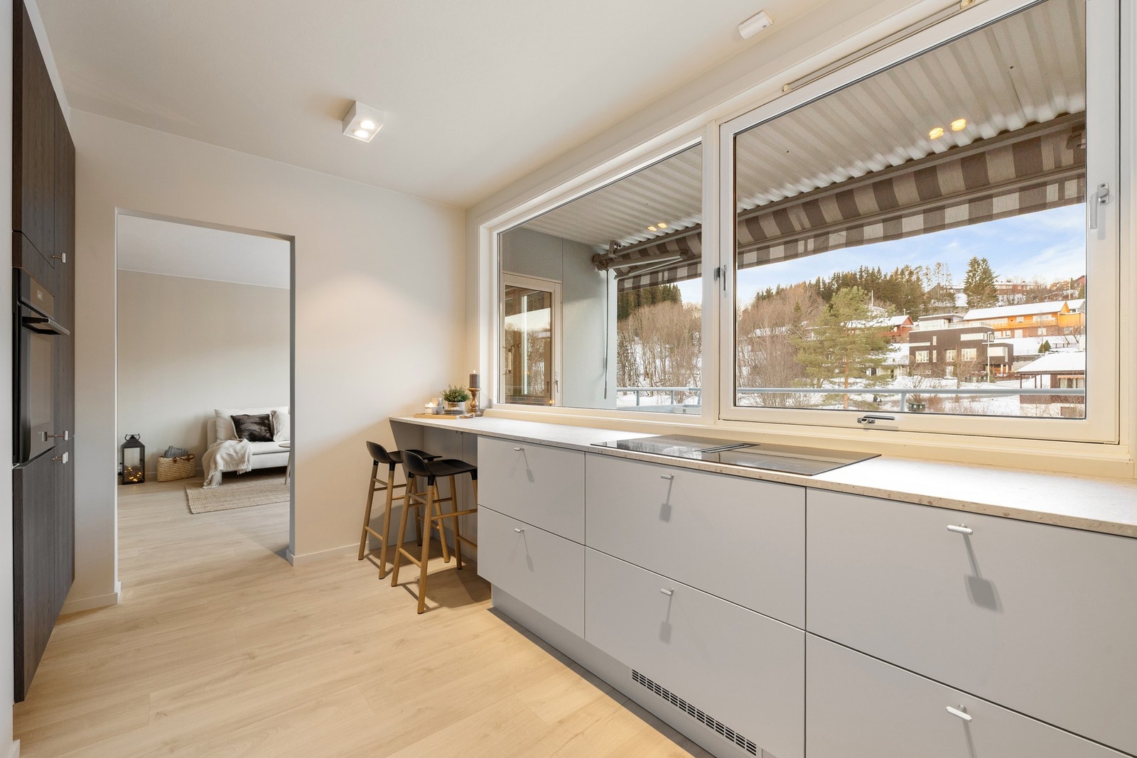 Leiligheten har en av de bedre plasseringene i borettslaget med utsikt mot Nyborg og Bymarka. Det er montert en markise for god solskjerming. Galleribilde