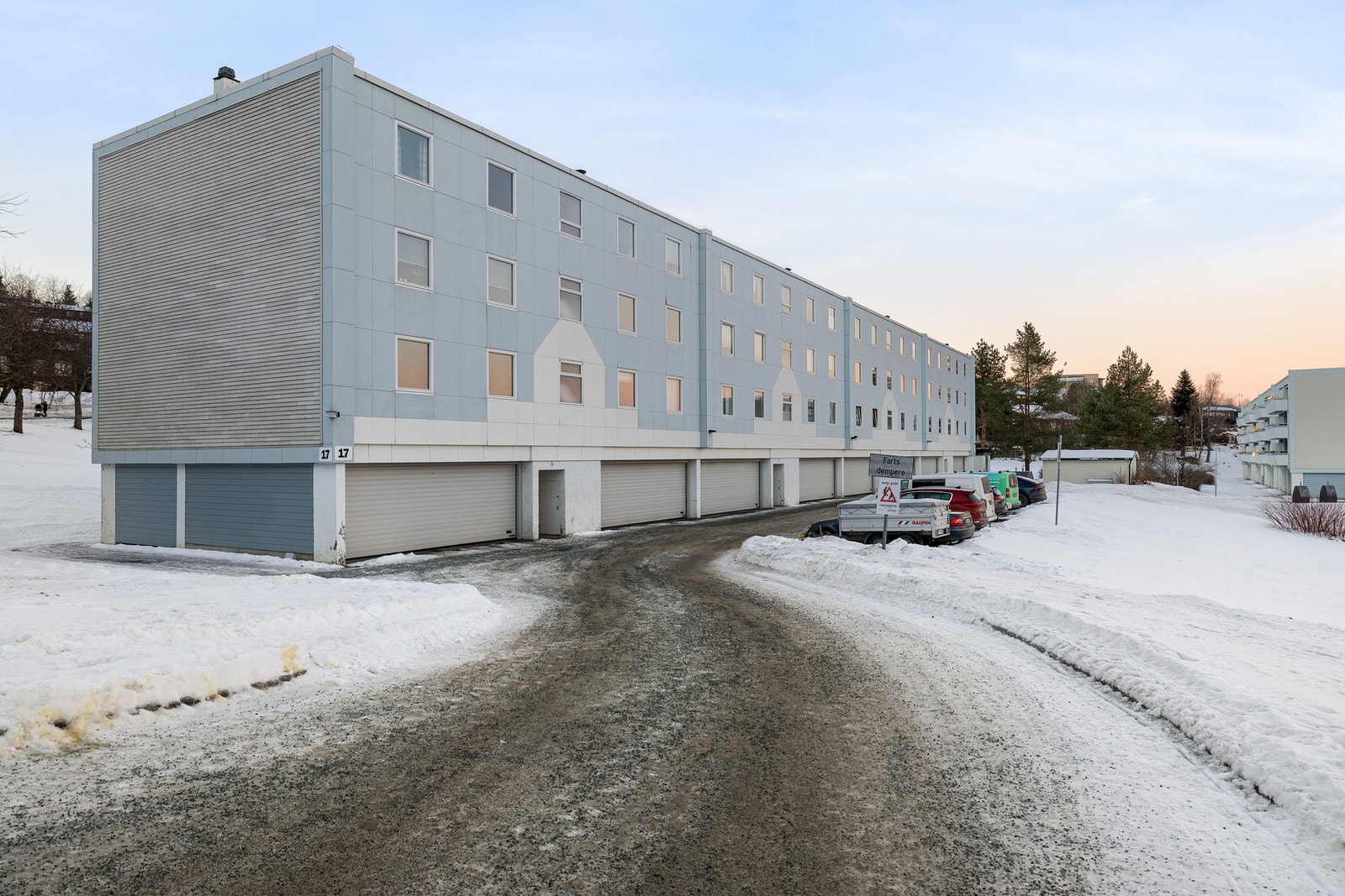 Leiligheten disponerer en parkeringsplass i byggets sokkeletasje. Galleribilde