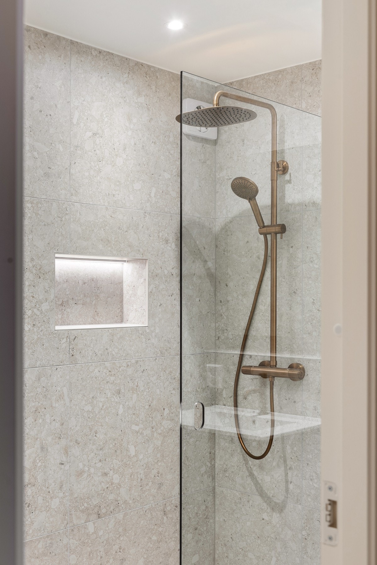 Boligen er oppgradert med nye avtrekksvifter på både bad og vaskerom, nytt rør-i-rør-system med fordelerskap samt ny varmtvannsbereder. Galleribilde