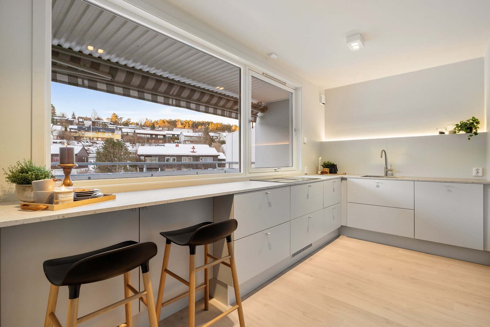 Romslige arbeidsflater og en hyggelig spiseplass gjør kjøkkenet både praktisk og sosialt. Galleribilde