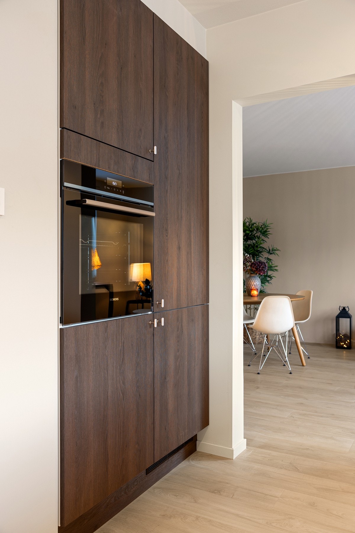 Høyskapene har elegante fronter i mørk eik, med integrert stekeovn plassert i en praktisk høyde. Galleribilde