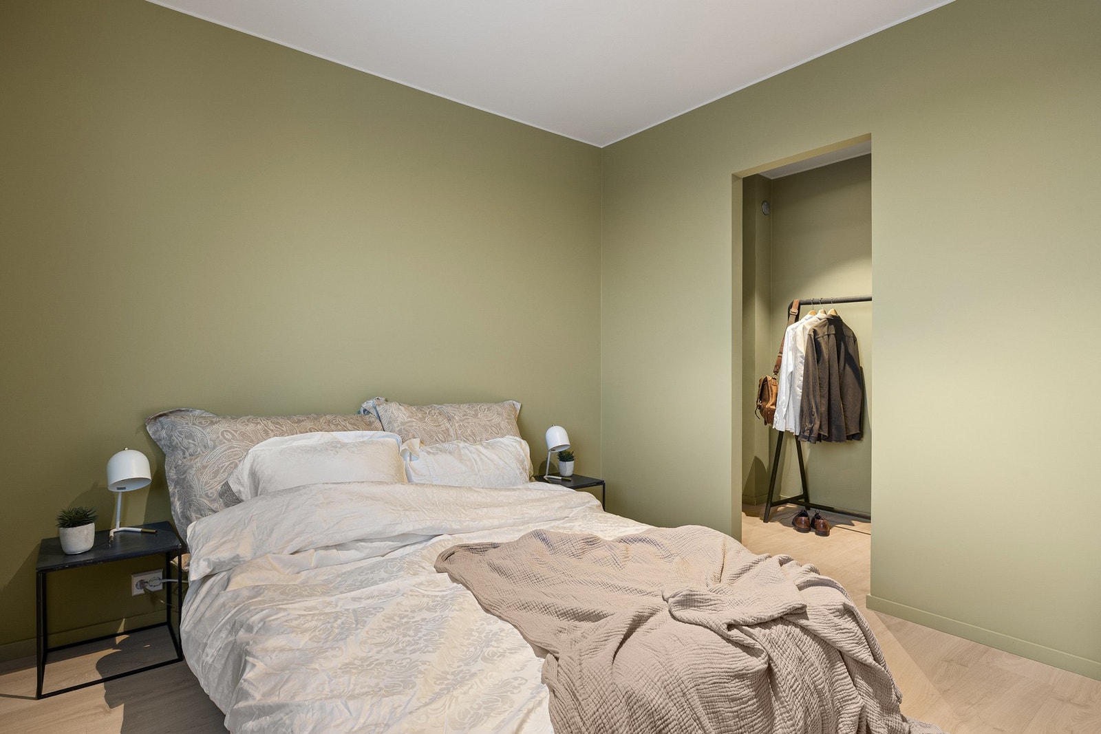 Soverommet har også tilgang på et eget garderoberom. Galleribilde