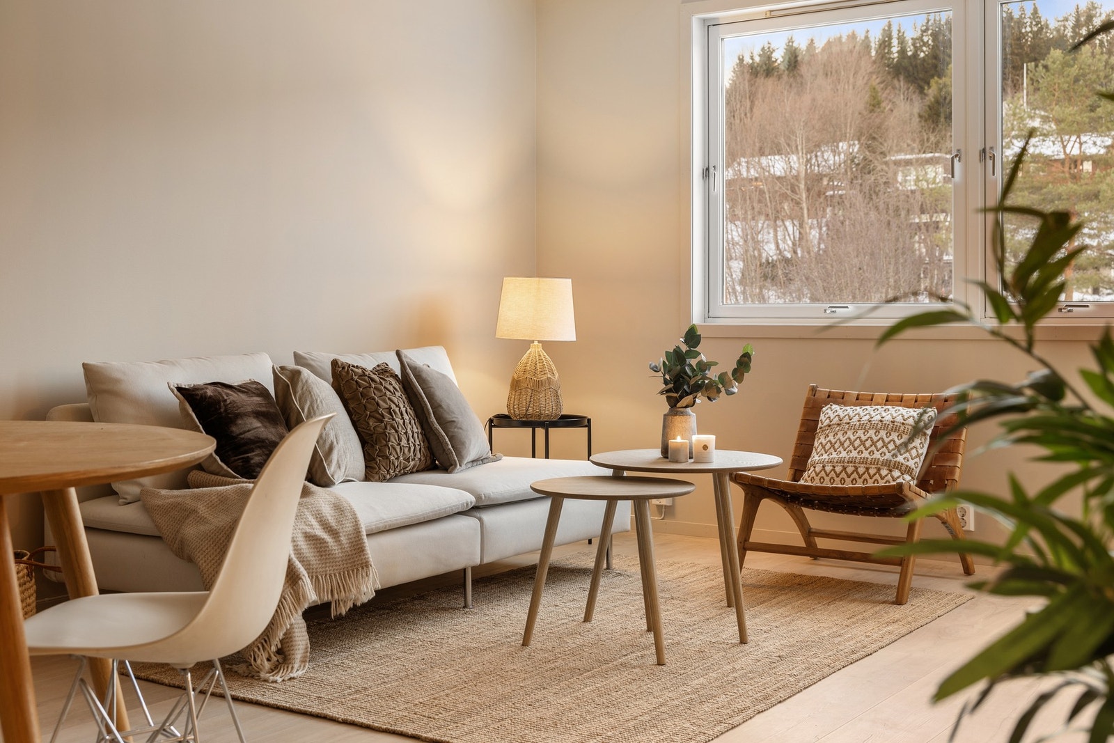 Denne delikate 3-roms toppleiligheten ble gjennomgående oppusset i 2025 og holder en høy standard med kun TG0/1. Galleribilde